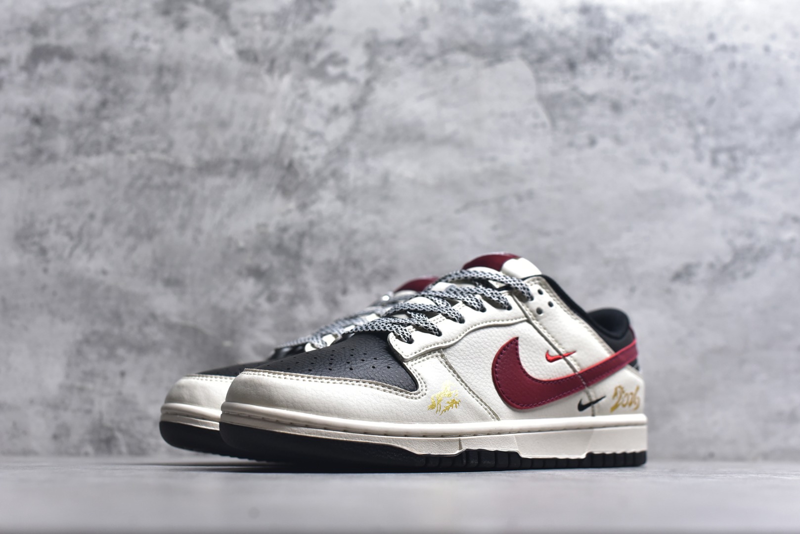 图片[2]-#2026新款定制限量发售❗️Nike SB Dunk Low“马年联名限定——白黑红三钩”✨ 2026马年专属限定，米白+酒红+黑金的配色，把“马到成功”穿在脚上，新年氛围感直接拉满！鞋身烫金奔马刺绣+“2026”字样，搭配“福·马到成功”织带和小马挂饰，每一处都是新年好彩头。 #高端定制 低帮休闲板鞋 定制鞋盒 大厂纯原品质出货 超高清洁度 皮料切割干净无任何毛边 细节完美 货号：MY9969-905 尺码：36 36.5 37.5 38 38.5 39 40 40.5 41 42 42.5 43 44 44.5 45-选品中心