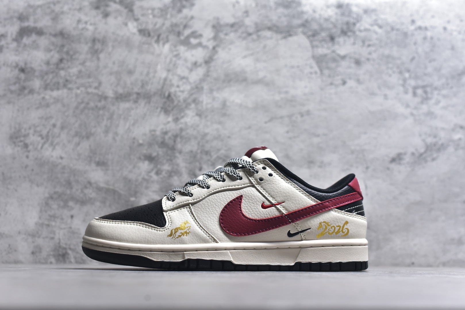 #2026新款定制限量发售❗️Nike SB Dunk Low“马年联名限定------白黑红三钩”✨ 2026马年专属限定，米白+酒红+黑金的配色，把“马到成功”穿在脚上，新年氛围感直接拉满！鞋身烫金奔马刺绣+“2026”字样，搭配“福·马到成功”织带和小马挂饰，每一处都是新年好彩头。 #高端定制 低帮休闲板鞋 定制鞋盒 大厂纯原品质出货 超高清洁度 皮料切割干净无任何毛边 细节完美 货号：MY9969-905 尺码：36 36.5 37.5 38 38.5 39 40 40.5 41 42 42.5 43 44 44.5 45-选品中心