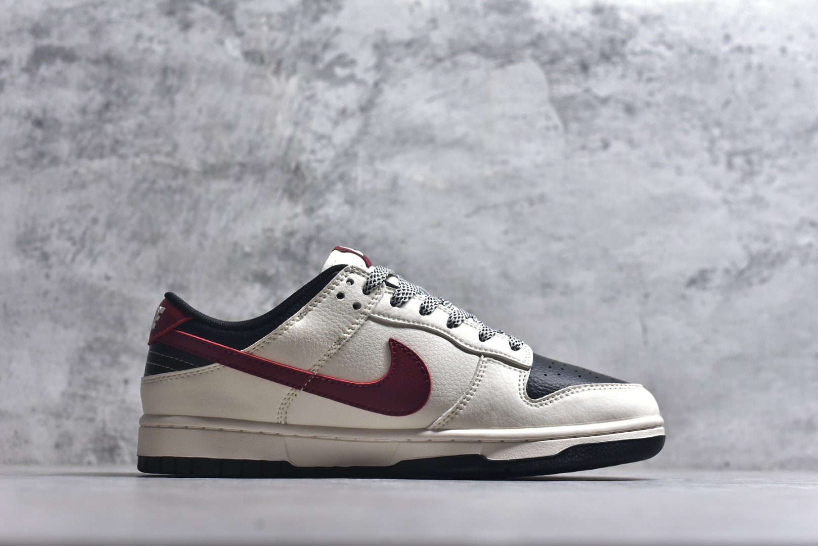 图片[3]-#2026新款定制限量发售❗️Nike SB Dunk Low“马年联名限定——白黑红三钩”✨ 2026马年专属限定，米白+酒红+黑金的配色，把“马到成功”穿在脚上，新年氛围感直接拉满！鞋身烫金奔马刺绣+“2026”字样，搭配“福·马到成功”织带和小马挂饰，每一处都是新年好彩头。 #高端定制 低帮休闲板鞋 定制鞋盒 大厂纯原品质出货 超高清洁度 皮料切割干净无任何毛边 细节完美 货号：MY9969-905 尺码：36 36.5 37.5 38 38.5 39 40 40.5 41 42 42.5 43 44 44.5 45-选品中心