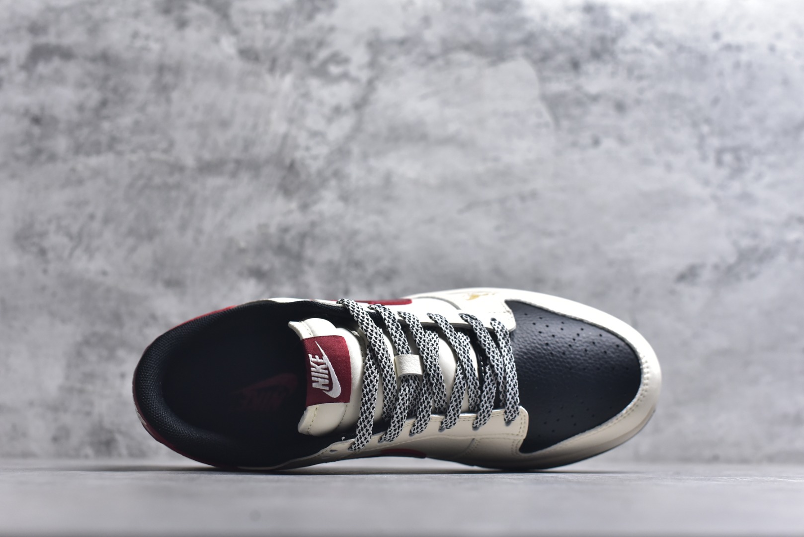 图片[4]-#2026新款定制限量发售❗️Nike SB Dunk Low“马年联名限定——白黑红三钩”✨ 2026马年专属限定，米白+酒红+黑金的配色，把“马到成功”穿在脚上，新年氛围感直接拉满！鞋身烫金奔马刺绣+“2026”字样，搭配“福·马到成功”织带和小马挂饰，每一处都是新年好彩头。 #高端定制 低帮休闲板鞋 定制鞋盒 大厂纯原品质出货 超高清洁度 皮料切割干净无任何毛边 细节完美 货号：MY9969-905 尺码：36 36.5 37.5 38 38.5 39 40 40.5 41 42 42.5 43 44 44.5 45-选品中心