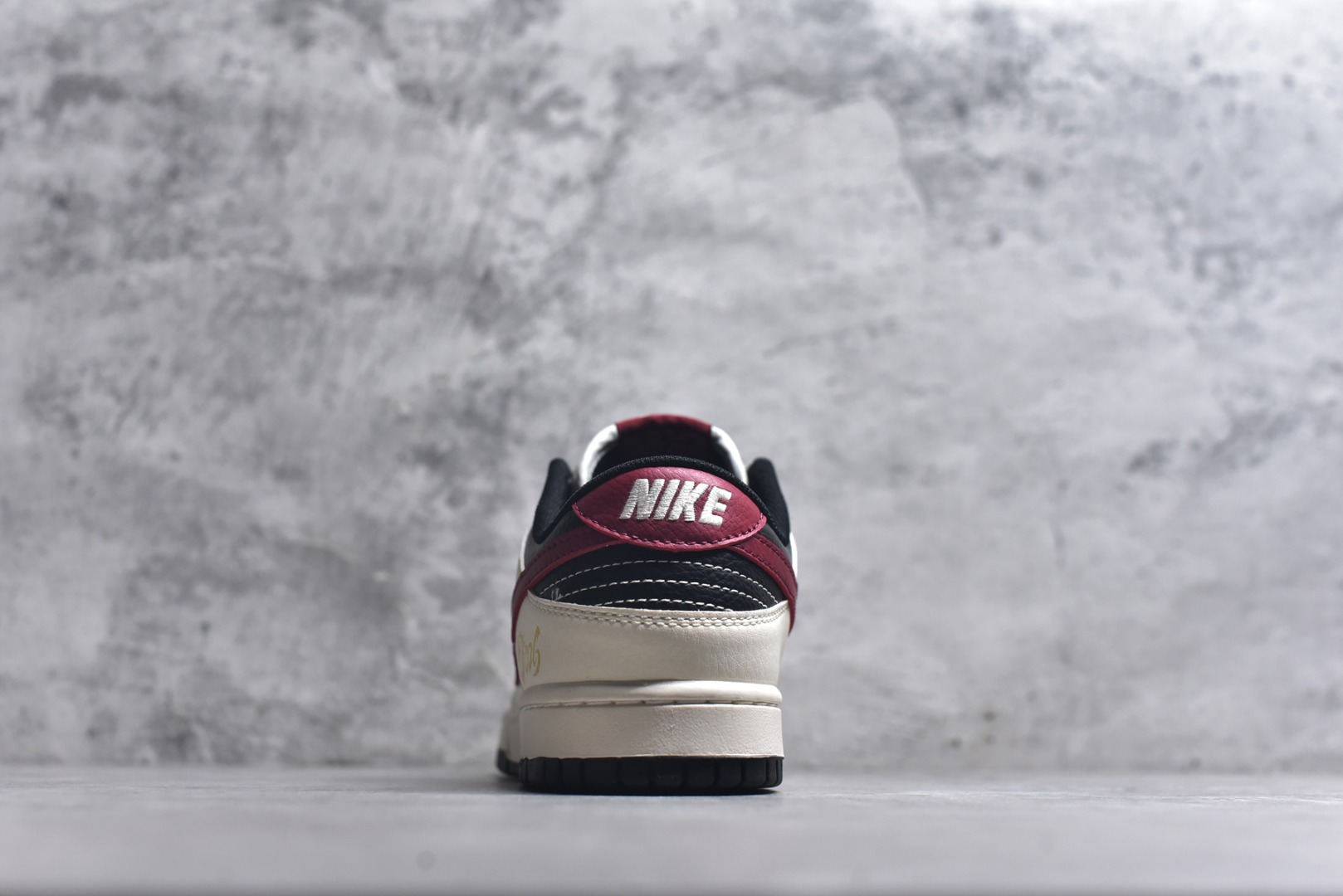 图片[5]-#2026新款定制限量发售❗️Nike SB Dunk Low“马年联名限定——白黑红三钩”✨ 2026马年专属限定，米白+酒红+黑金的配色，把“马到成功”穿在脚上，新年氛围感直接拉满！鞋身烫金奔马刺绣+“2026”字样，搭配“福·马到成功”织带和小马挂饰，每一处都是新年好彩头。 #高端定制 低帮休闲板鞋 定制鞋盒 大厂纯原品质出货 超高清洁度 皮料切割干净无任何毛边 细节完美 货号：MY9969-905 尺码：36 36.5 37.5 38 38.5 39 40 40.5 41 42 42.5 43 44 44.5 45-选品中心