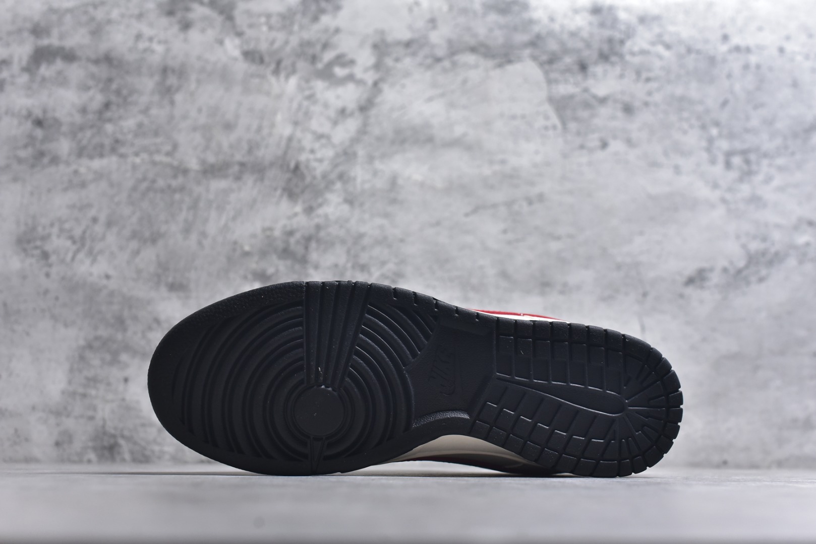 图片[6]-#2026新款定制限量发售❗️Nike SB Dunk Low“马年联名限定——白黑红三钩”✨ 2026马年专属限定，米白+酒红+黑金的配色，把“马到成功”穿在脚上，新年氛围感直接拉满！鞋身烫金奔马刺绣+“2026”字样，搭配“福·马到成功”织带和小马挂饰，每一处都是新年好彩头。 #高端定制 低帮休闲板鞋 定制鞋盒 大厂纯原品质出货 超高清洁度 皮料切割干净无任何毛边 细节完美 货号：MY9969-905 尺码：36 36.5 37.5 38 38.5 39 40 40.5 41 42 42.5 43 44 44.5 45-选品中心