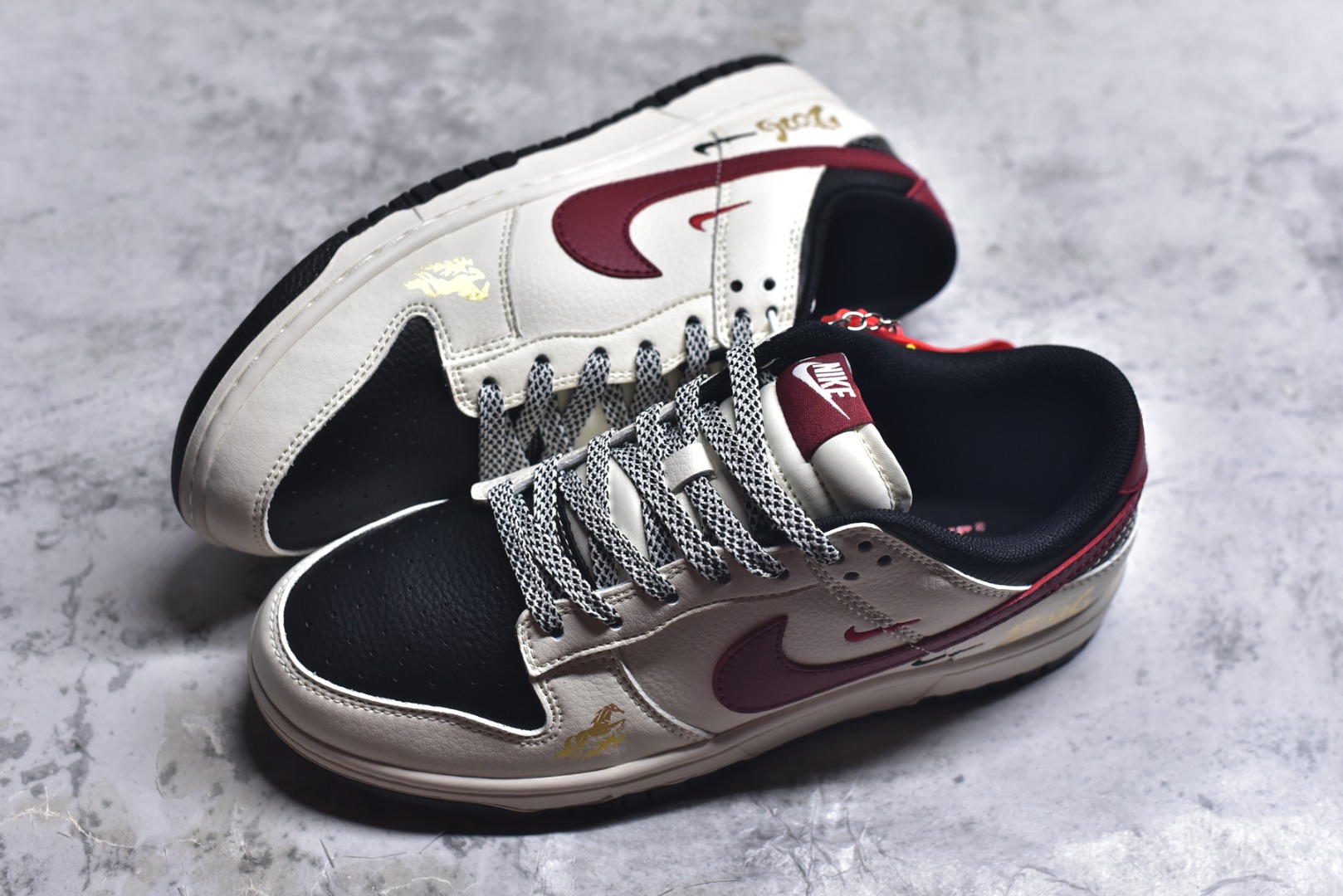 图片[7]-#2026新款定制限量发售❗️Nike SB Dunk Low“马年联名限定——白黑红三钩”✨ 2026马年专属限定，米白+酒红+黑金的配色，把“马到成功”穿在脚上，新年氛围感直接拉满！鞋身烫金奔马刺绣+“2026”字样，搭配“福·马到成功”织带和小马挂饰，每一处都是新年好彩头。 #高端定制 低帮休闲板鞋 定制鞋盒 大厂纯原品质出货 超高清洁度 皮料切割干净无任何毛边 细节完美 货号：MY9969-905 尺码：36 36.5 37.5 38 38.5 39 40 40.5 41 42 42.5 43 44 44.5 45-选品中心