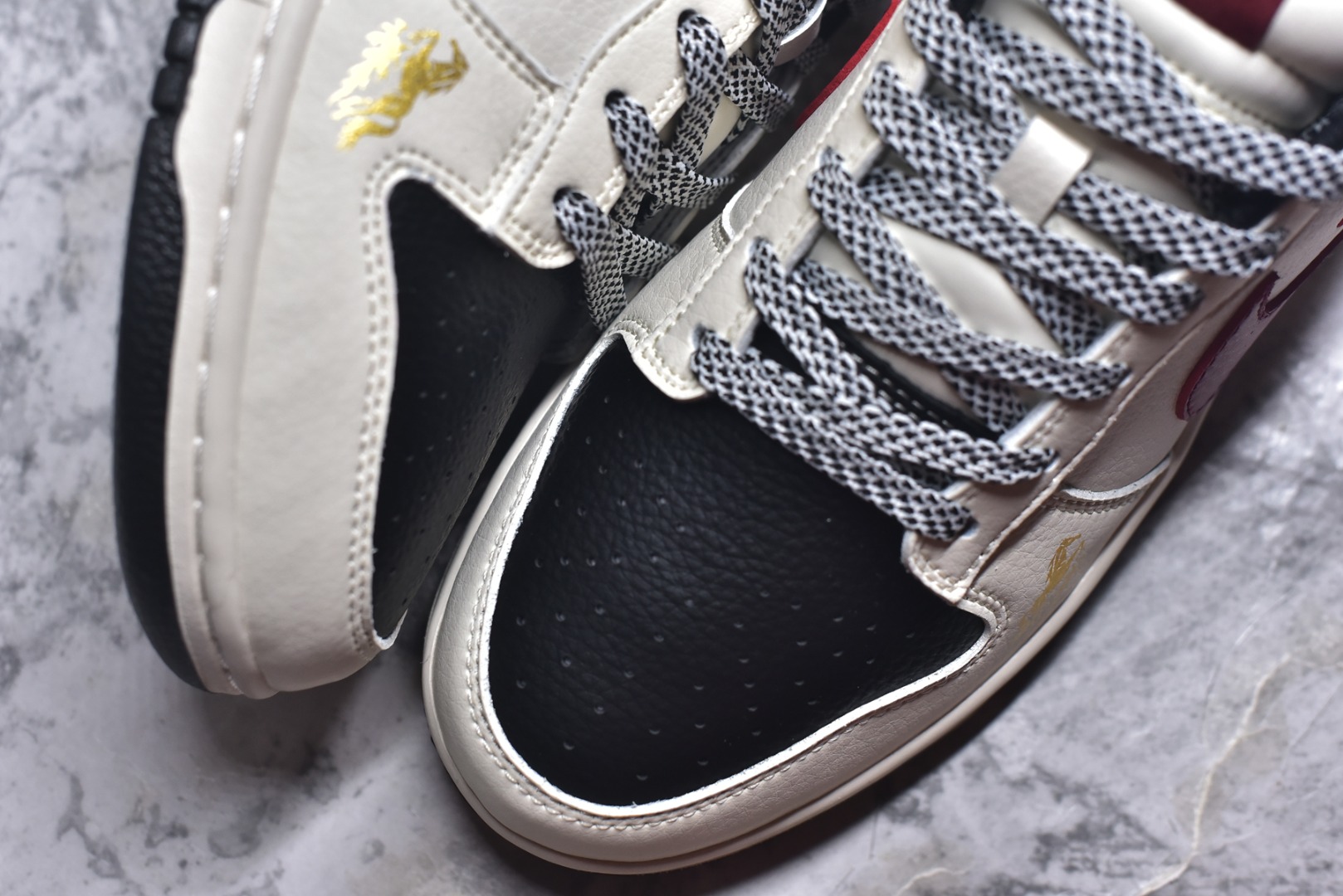 图片[8]-#2026新款定制限量发售❗️Nike SB Dunk Low“马年联名限定——白黑红三钩”✨ 2026马年专属限定，米白+酒红+黑金的配色，把“马到成功”穿在脚上，新年氛围感直接拉满！鞋身烫金奔马刺绣+“2026”字样，搭配“福·马到成功”织带和小马挂饰，每一处都是新年好彩头。 #高端定制 低帮休闲板鞋 定制鞋盒 大厂纯原品质出货 超高清洁度 皮料切割干净无任何毛边 细节完美 货号：MY9969-905 尺码：36 36.5 37.5 38 38.5 39 40 40.5 41 42 42.5 43 44 44.5 45-选品中心