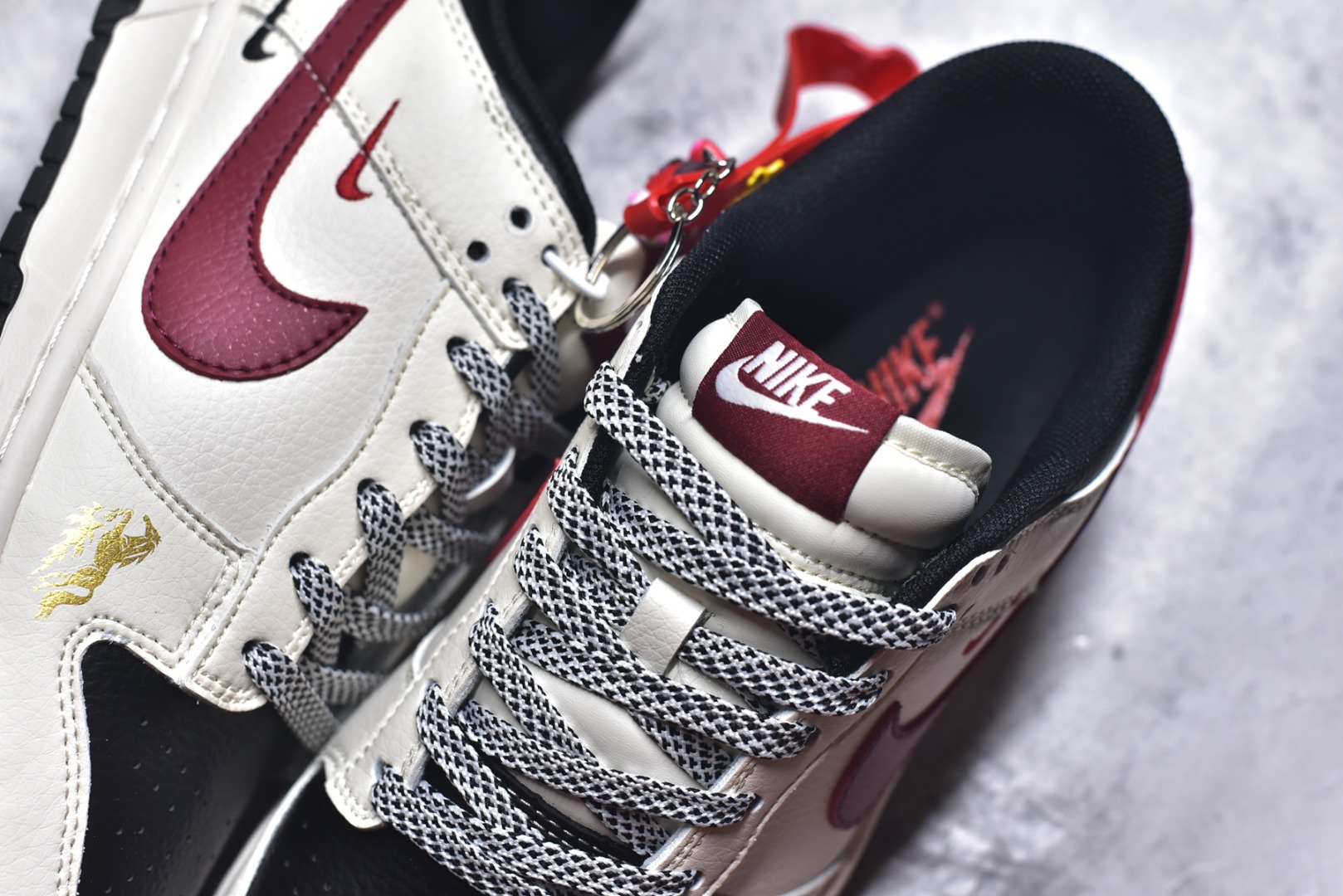 图片[9]-#2026新款定制限量发售❗️Nike SB Dunk Low“马年联名限定——白黑红三钩”✨ 2026马年专属限定，米白+酒红+黑金的配色，把“马到成功”穿在脚上，新年氛围感直接拉满！鞋身烫金奔马刺绣+“2026”字样，搭配“福·马到成功”织带和小马挂饰，每一处都是新年好彩头。 #高端定制 低帮休闲板鞋 定制鞋盒 大厂纯原品质出货 超高清洁度 皮料切割干净无任何毛边 细节完美 货号：MY9969-905 尺码：36 36.5 37.5 38 38.5 39 40 40.5 41 42 42.5 43 44 44.5 45-选品中心