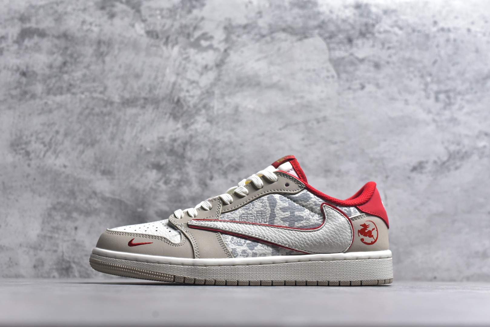 #高端定制 Travis Scott x Jordan 1 Low 马年限定-素底嫣红 倒勾低帮休闲版本 原厂全头层皮 高级夜光效果 大厂纯原品质出货 纯正版型 定制鞋盒 皮料切割干净无任何毛边 细节完美 超高清洁度 货号：NH0601-062 尺码：36 36.5 37.5 38 38.5 39 40 40.5 41 42 42.5 43 44 44.5 45-选品中心