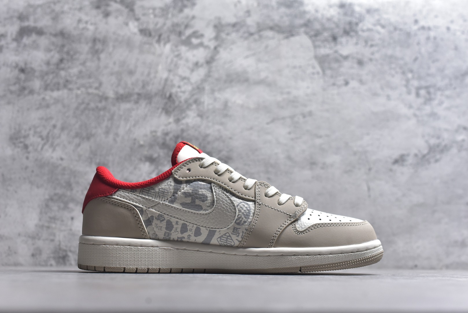 图片[3]-#高端定制 Travis Scott x Jordan 1 Low 马年限定-素底嫣红 倒勾低帮休闲版本 原厂全头层皮 高级夜光效果 大厂纯原品质出货 纯正版型 定制鞋盒 皮料切割干净无任何毛边 细节完美 超高清洁度 货号：NH0601-062 尺码：36 36.5 37.5 38 38.5 39 40 40.5 41 42 42.5 43 44 44.5 45-选品中心