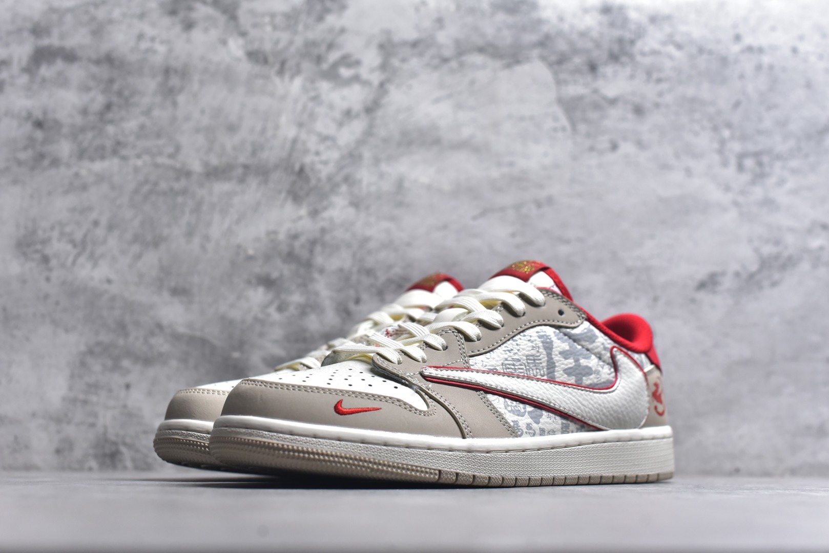 图片[2]-#高端定制 Travis Scott x Jordan 1 Low 马年限定-素底嫣红 倒勾低帮休闲版本 原厂全头层皮 高级夜光效果 大厂纯原品质出货 纯正版型 定制鞋盒 皮料切割干净无任何毛边 细节完美 超高清洁度 货号：NH0601-062 尺码：36 36.5 37.5 38 38.5 39 40 40.5 41 42 42.5 43 44 44.5 45-选品中心