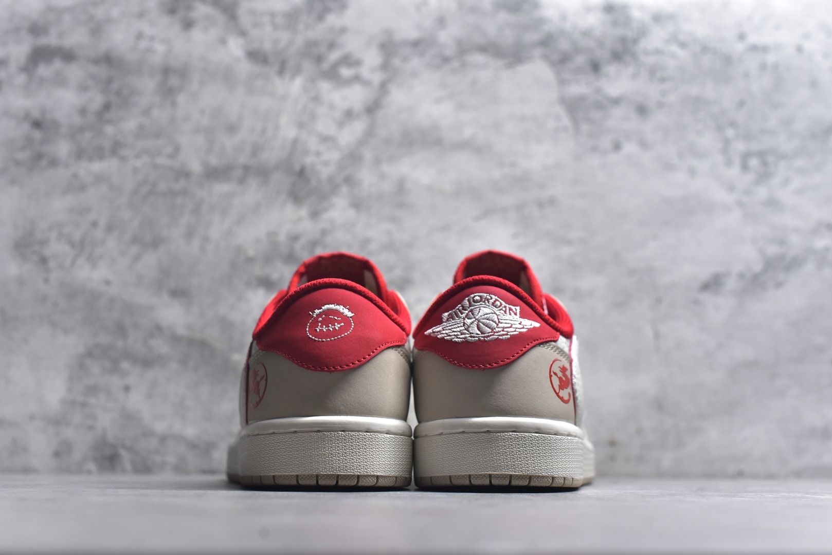图片[5]-#高端定制 Travis Scott x Jordan 1 Low 马年限定-素底嫣红 倒勾低帮休闲版本 原厂全头层皮 高级夜光效果 大厂纯原品质出货 纯正版型 定制鞋盒 皮料切割干净无任何毛边 细节完美 超高清洁度 货号：NH0601-062 尺码：36 36.5 37.5 38 38.5 39 40 40.5 41 42 42.5 43 44 44.5 45-选品中心