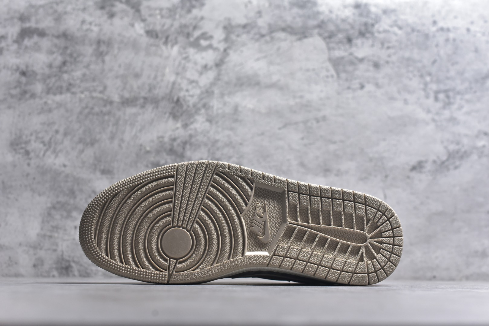 图片[6]-#高端定制 Travis Scott x Jordan 1 Low 马年限定-素底嫣红 倒勾低帮休闲版本 原厂全头层皮 高级夜光效果 大厂纯原品质出货 纯正版型 定制鞋盒 皮料切割干净无任何毛边 细节完美 超高清洁度 货号：NH0601-062 尺码：36 36.5 37.5 38 38.5 39 40 40.5 41 42 42.5 43 44 44.5 45-选品中心