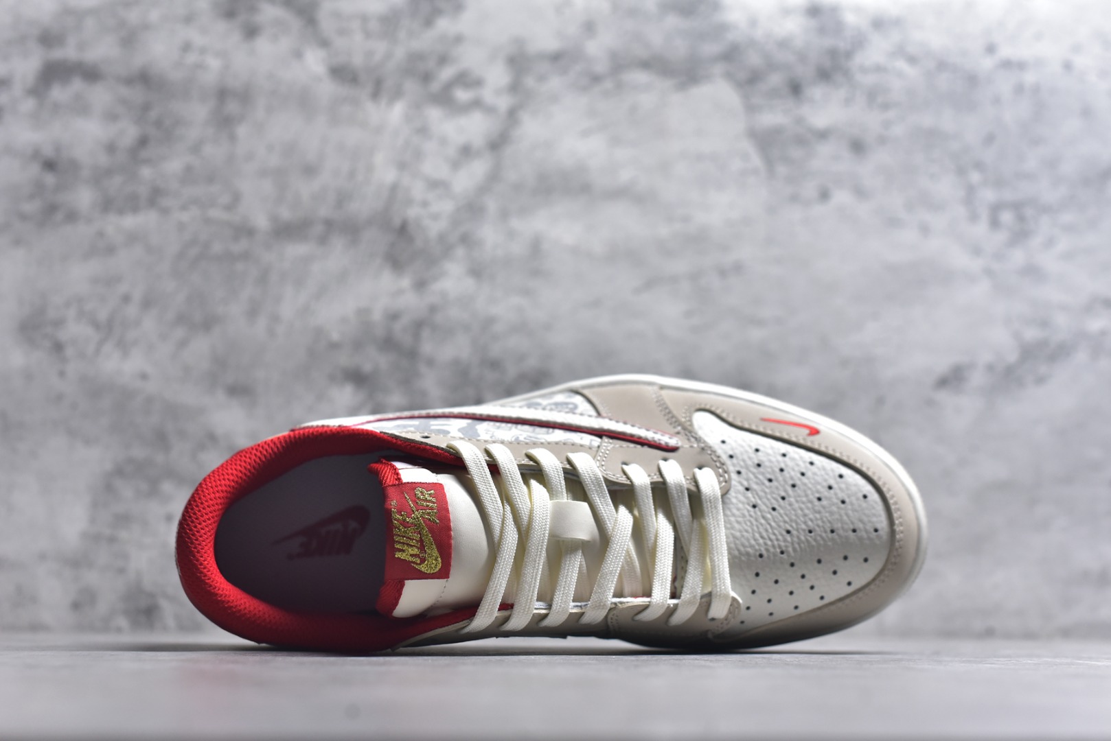 图片[4]-#高端定制 Travis Scott x Jordan 1 Low 马年限定-素底嫣红 倒勾低帮休闲版本 原厂全头层皮 高级夜光效果 大厂纯原品质出货 纯正版型 定制鞋盒 皮料切割干净无任何毛边 细节完美 超高清洁度 货号：NH0601-062 尺码：36 36.5 37.5 38 38.5 39 40 40.5 41 42 42.5 43 44 44.5 45-选品中心