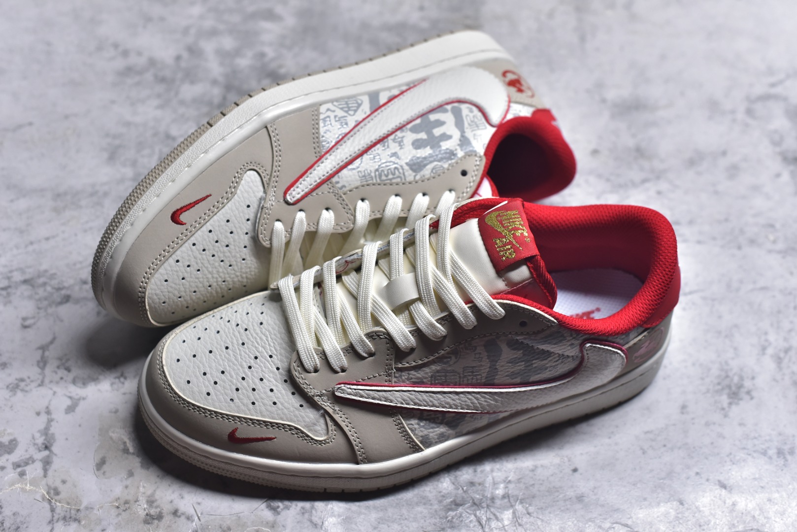 图片[7]-#高端定制 Travis Scott x Jordan 1 Low 马年限定-素底嫣红 倒勾低帮休闲版本 原厂全头层皮 高级夜光效果 大厂纯原品质出货 纯正版型 定制鞋盒 皮料切割干净无任何毛边 细节完美 超高清洁度 货号：NH0601-062 尺码：36 36.5 37.5 38 38.5 39 40 40.5 41 42 42.5 43 44 44.5 45-选品中心