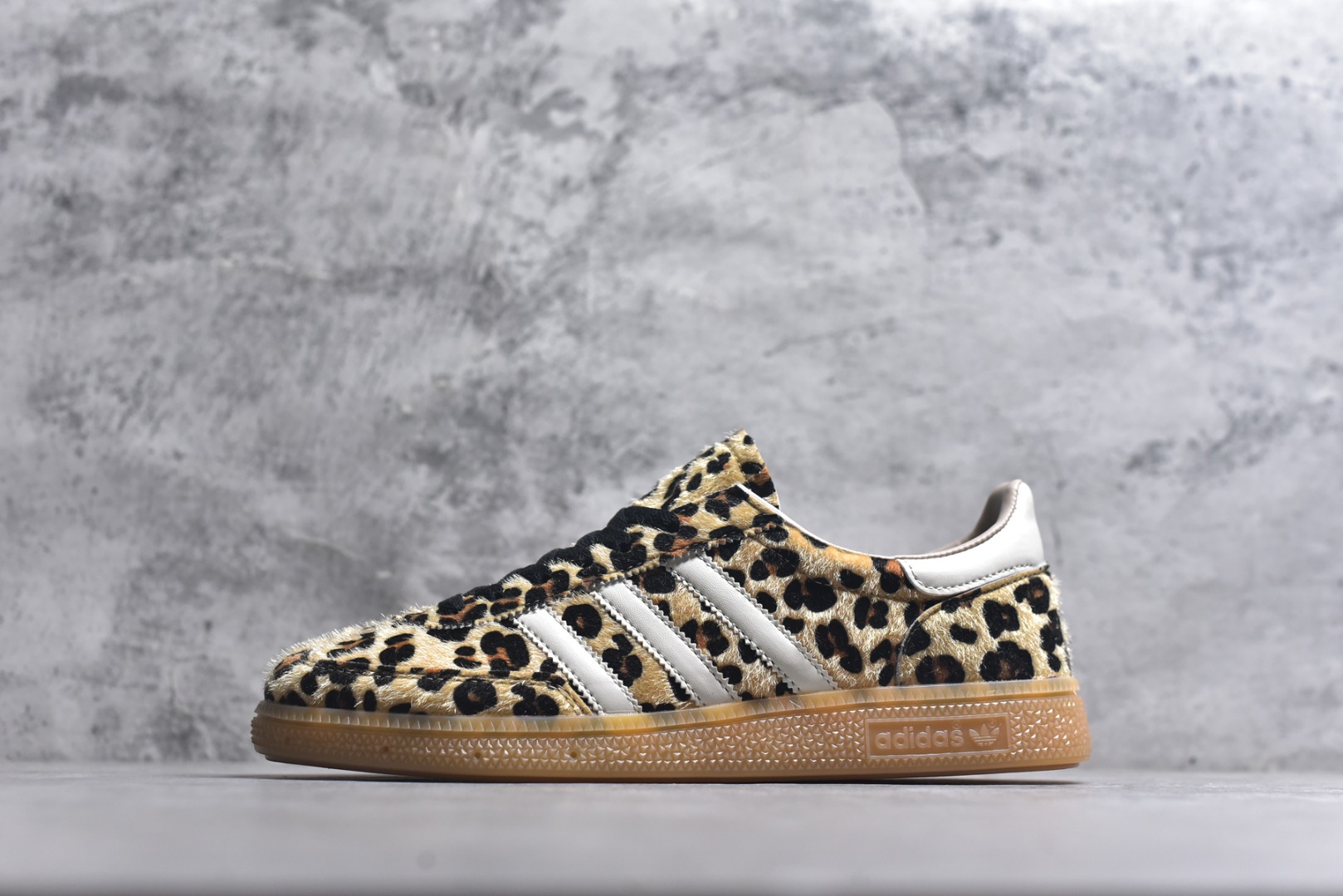 #AD Originals Handball SPZL 手球运动员系列百搭休闲运动板鞋 KI6678 这款来自阿迪达斯的这款HANDBALL SPZL前身是一双手球运动鞋，这一次拿来复刻，所以鞋面的主要色彩选用了黑色， 鞋面外侧除了Spezial字母之外还有三叶草标志。Handball SPZL作为复古手球训练鞋与作为室内足球鞋的Samba有着异曲同工之处，但是质感更为出众的鞋身以及丰富的配色选择比起Samba来讲可以说是更胜一筹了！尺码：36-45-选品中心