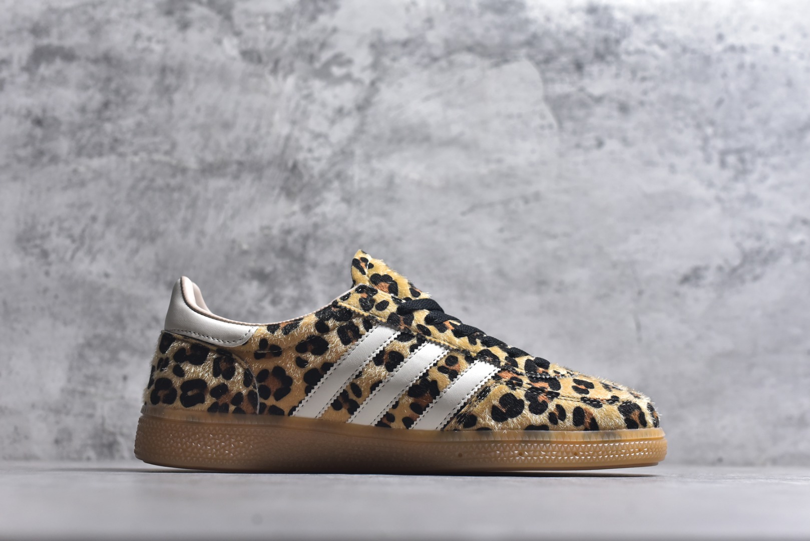 图片[3]-#AD Originals Handball SPZL 手球运动员系列百搭休闲运动板鞋 KI6678 这款来自阿迪达斯的这款HANDBALL SPZL前身是一双手球运动鞋，这一次拿来复刻，所以鞋面的主要色彩选用了黑色， 鞋面外侧除了Spezial字母之外还有三叶草标志。Handball SPZL作为复古手球训练鞋与作为室内足球鞋的Samba有着异曲同工之处，但是质感更为出众的鞋身以及丰富的配色选择比起Samba来讲可以说是更胜一筹了！尺码：36-45-选品中心