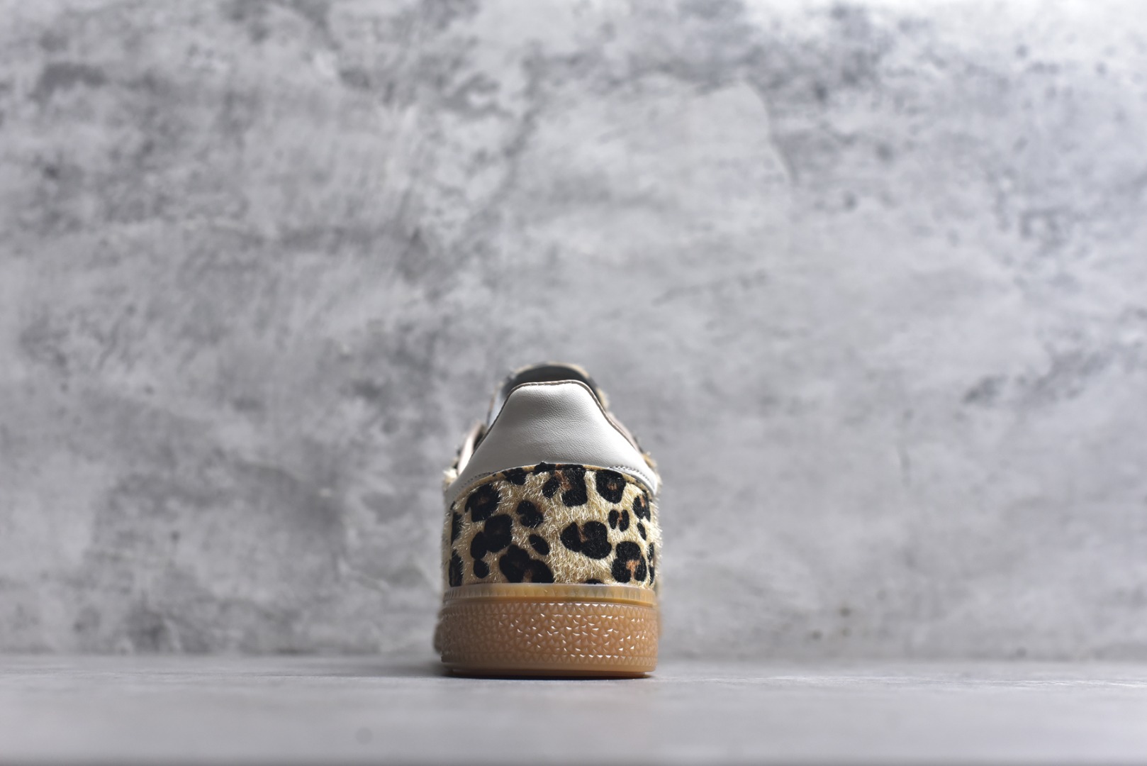 图片[5]-#AD Originals Handball SPZL 手球运动员系列百搭休闲运动板鞋 KI6678 这款来自阿迪达斯的这款HANDBALL SPZL前身是一双手球运动鞋，这一次拿来复刻，所以鞋面的主要色彩选用了黑色， 鞋面外侧除了Spezial字母之外还有三叶草标志。Handball SPZL作为复古手球训练鞋与作为室内足球鞋的Samba有着异曲同工之处，但是质感更为出众的鞋身以及丰富的配色选择比起Samba来讲可以说是更胜一筹了！尺码：36-45-选品中心