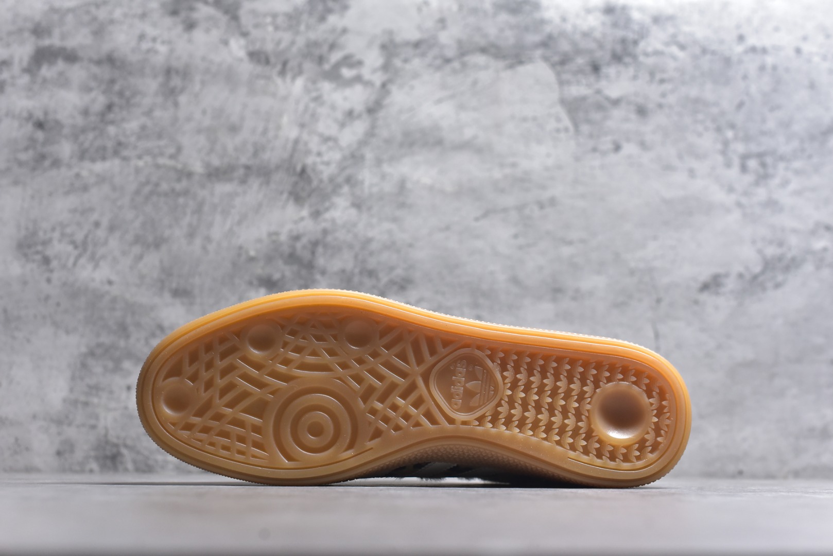 图片[6]-#AD Originals Handball SPZL 手球运动员系列百搭休闲运动板鞋 KI6678 这款来自阿迪达斯的这款HANDBALL SPZL前身是一双手球运动鞋，这一次拿来复刻，所以鞋面的主要色彩选用了黑色， 鞋面外侧除了Spezial字母之外还有三叶草标志。Handball SPZL作为复古手球训练鞋与作为室内足球鞋的Samba有着异曲同工之处，但是质感更为出众的鞋身以及丰富的配色选择比起Samba来讲可以说是更胜一筹了！尺码：36-45-选品中心