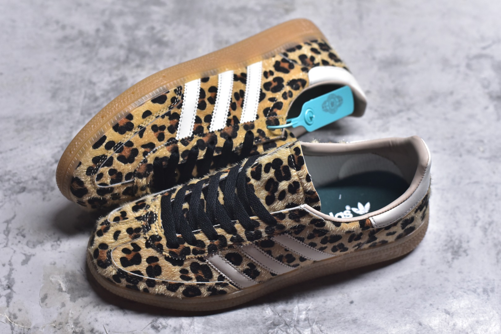 图片[7]-#AD Originals Handball SPZL 手球运动员系列百搭休闲运动板鞋 KI6678 这款来自阿迪达斯的这款HANDBALL SPZL前身是一双手球运动鞋，这一次拿来复刻，所以鞋面的主要色彩选用了黑色， 鞋面外侧除了Spezial字母之外还有三叶草标志。Handball SPZL作为复古手球训练鞋与作为室内足球鞋的Samba有着异曲同工之处，但是质感更为出众的鞋身以及丰富的配色选择比起Samba来讲可以说是更胜一筹了！尺码：36-45-选品中心