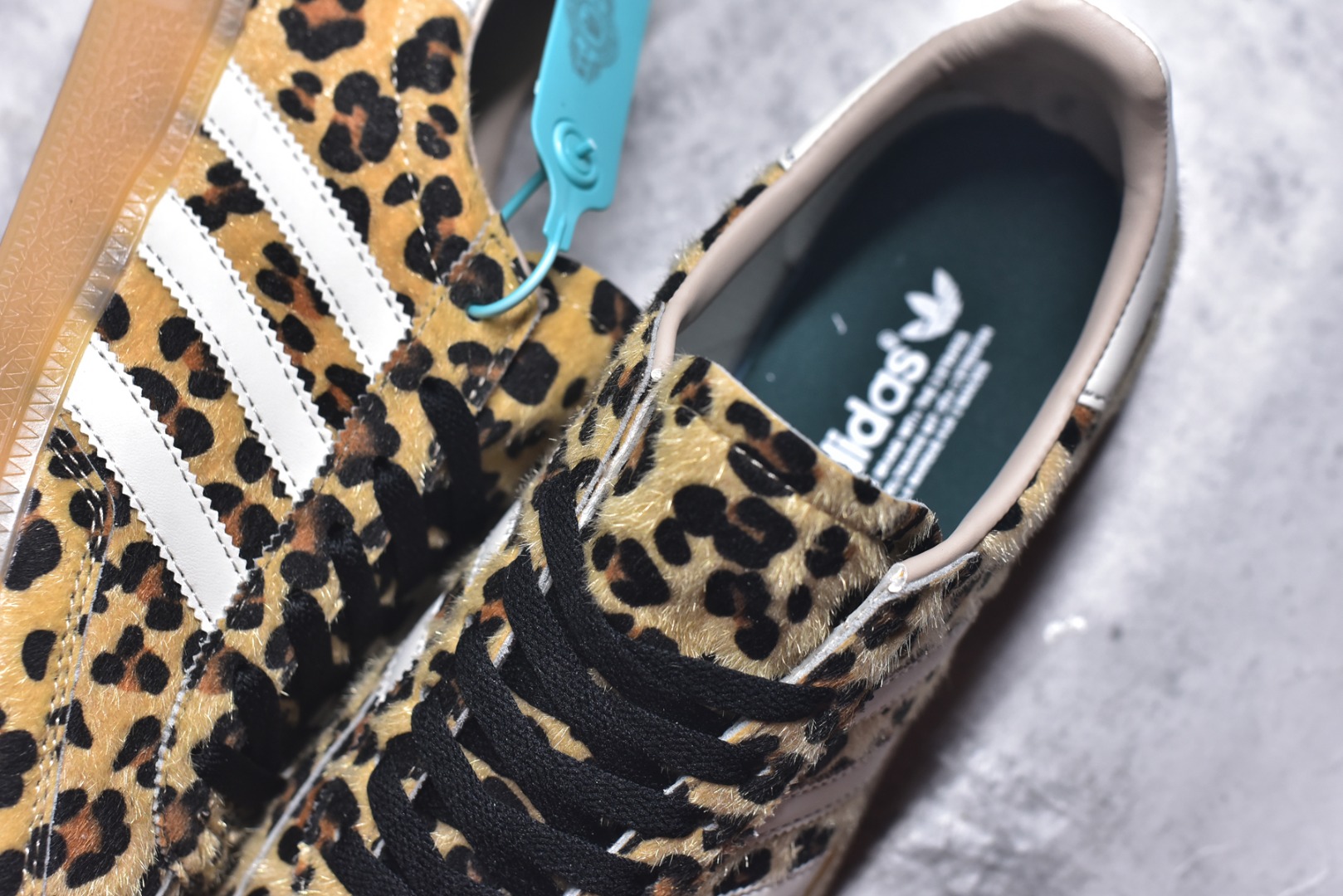 图片[9]-#AD Originals Handball SPZL 手球运动员系列百搭休闲运动板鞋 KI6678 这款来自阿迪达斯的这款HANDBALL SPZL前身是一双手球运动鞋，这一次拿来复刻，所以鞋面的主要色彩选用了黑色， 鞋面外侧除了Spezial字母之外还有三叶草标志。Handball SPZL作为复古手球训练鞋与作为室内足球鞋的Samba有着异曲同工之处，但是质感更为出众的鞋身以及丰富的配色选择比起Samba来讲可以说是更胜一筹了！尺码：36-45-选品中心