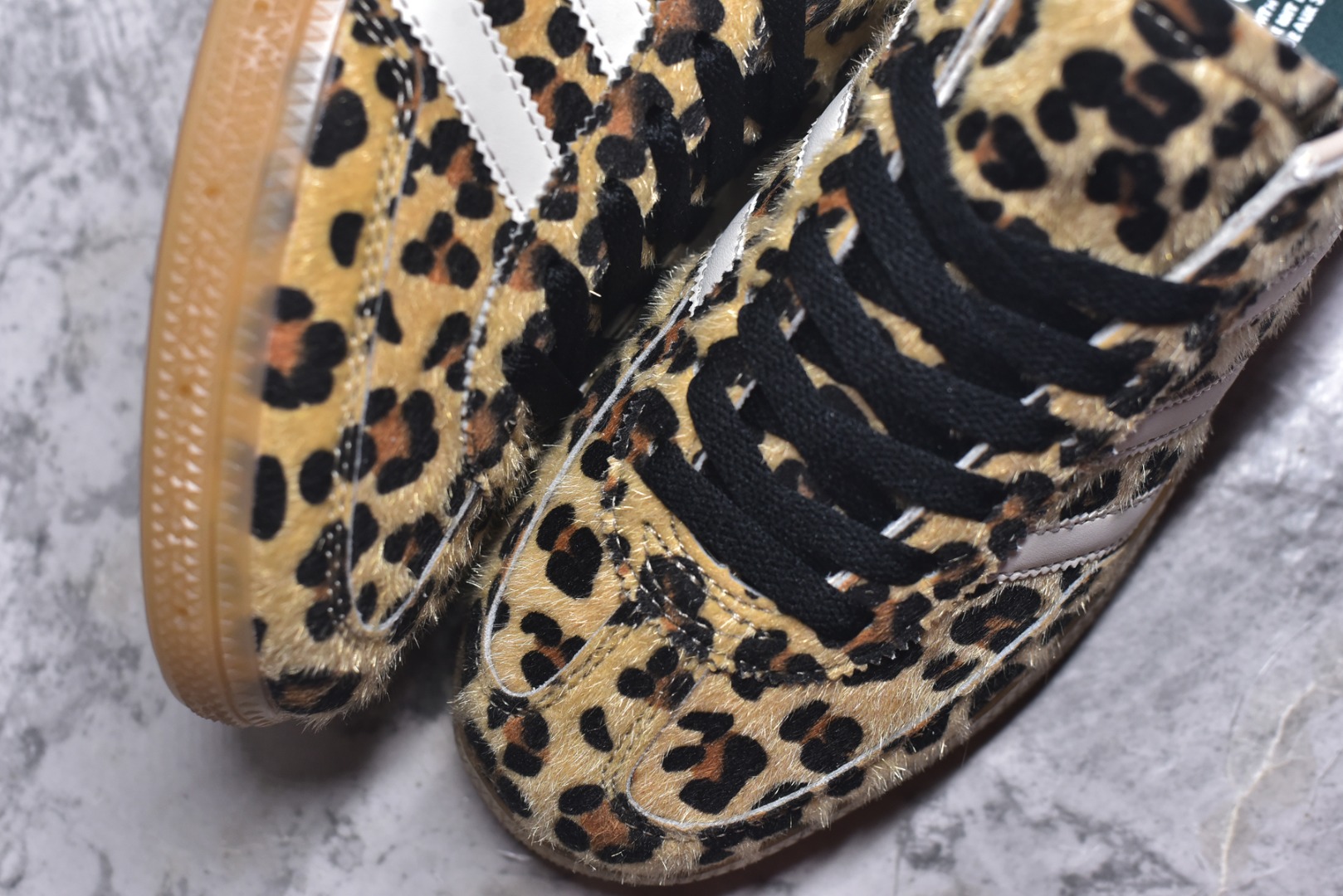 图片[8]-#AD Originals Handball SPZL 手球运动员系列百搭休闲运动板鞋 KI6678 这款来自阿迪达斯的这款HANDBALL SPZL前身是一双手球运动鞋，这一次拿来复刻，所以鞋面的主要色彩选用了黑色， 鞋面外侧除了Spezial字母之外还有三叶草标志。Handball SPZL作为复古手球训练鞋与作为室内足球鞋的Samba有着异曲同工之处，但是质感更为出众的鞋身以及丰富的配色选择比起Samba来讲可以说是更胜一筹了！尺码：36-45-选品中心