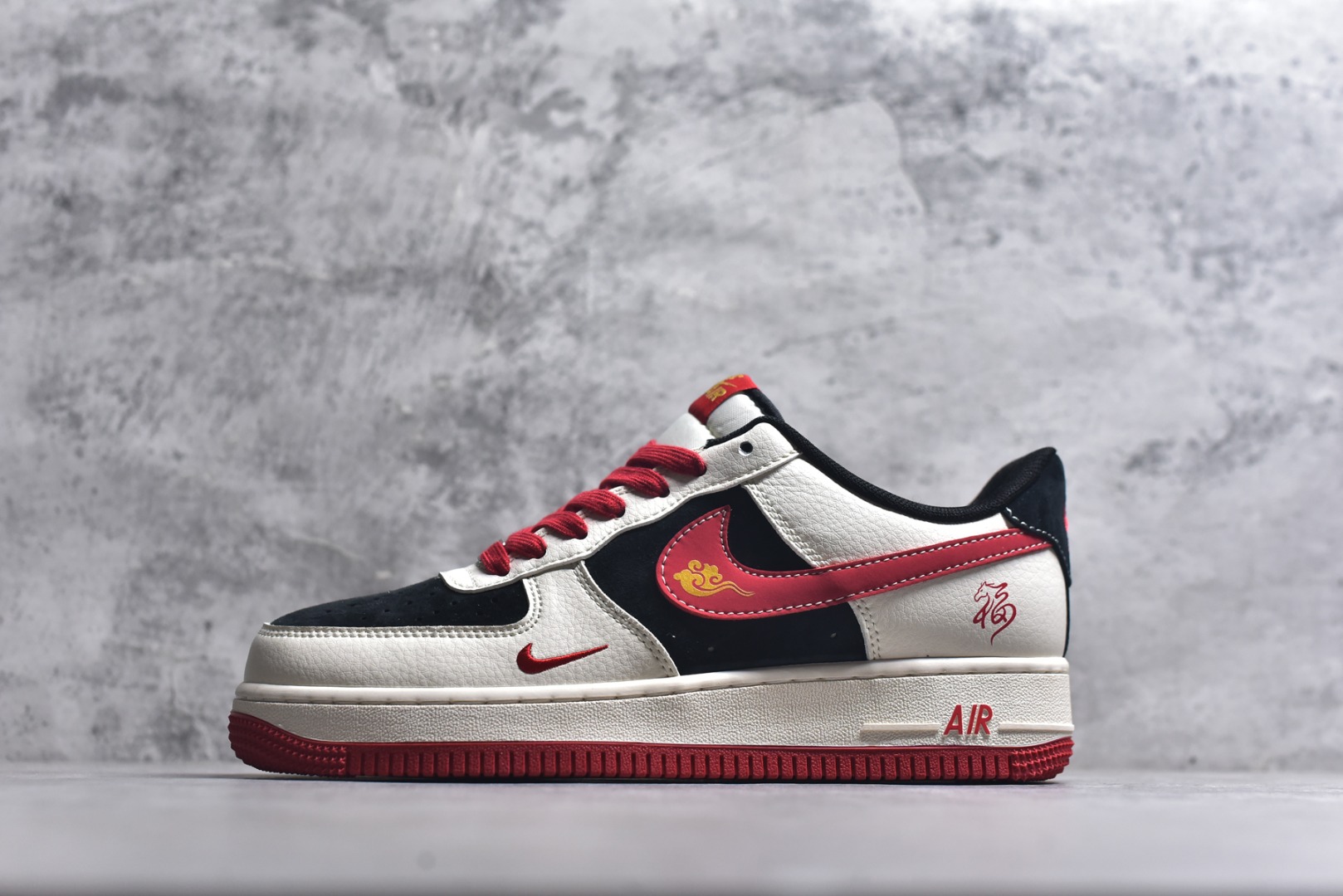 #马年限定海外爆款限量发售！高端定制Nike Air Force 1 \'07 Low “马年限定-红福祥云” 专为 2026 丙午马年打造的限定款空军板鞋，把国风祥云、“福” 字与奔马元素融入经典鞋型，Swoosh Logo 嵌入祥云刺绣，鞋侧 “福” 字 + 奔马印花暗藏 “马到成功、米白皮革碰撞黑红拼接鞋面，红色鞋带与橡胶大底呼应，经典空军鞋型注入国风细节，复古吸睛又自带喜庆感 货号：XD0028-016 尺码：36 36.5 37.5 38 38.5 39 40 40.5 41 42 42.5 43 44 44.5 45-选品中心