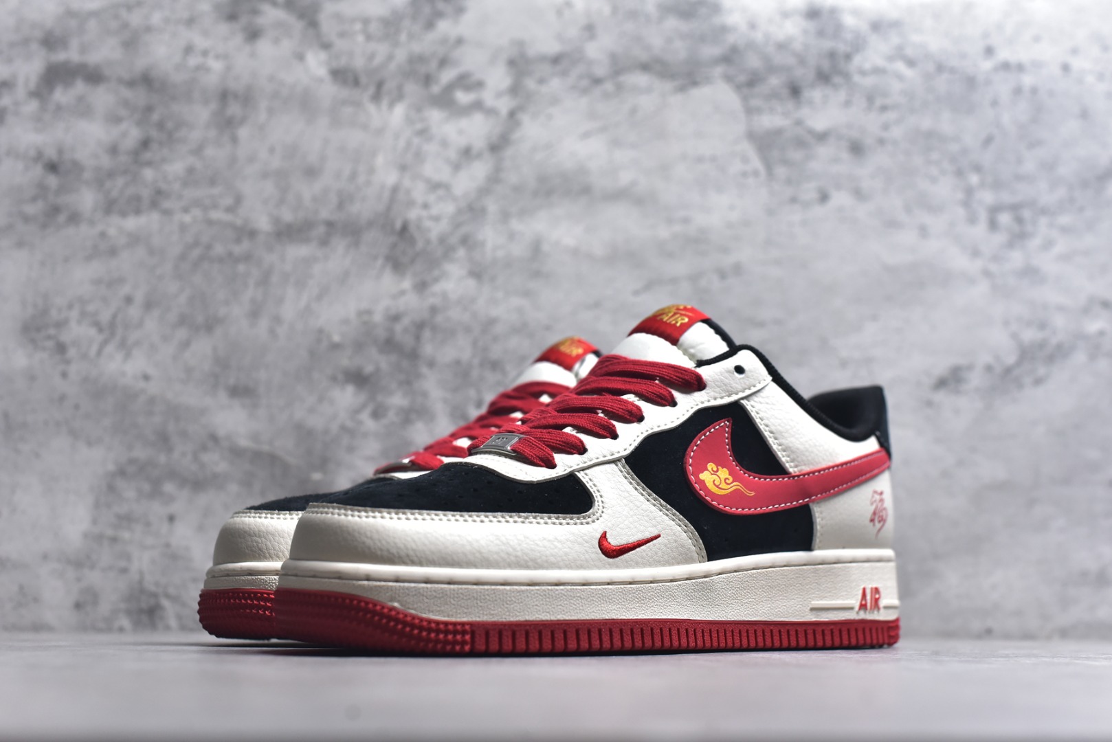 图片[2]-#马年限定海外爆款限量发售！高端定制Nike Air Force 1 \’07 Low “马年限定-红福祥云” 专为 2026 丙午马年打造的限定款空军板鞋，把国风祥云、“福” 字与奔马元素融入经典鞋型，Swoosh Logo 嵌入祥云刺绣，鞋侧 “福” 字 + 奔马印花暗藏 “马到成功、米白皮革碰撞黑红拼接鞋面，红色鞋带与橡胶大底呼应，经典空军鞋型注入国风细节，复古吸睛又自带喜庆感 货号：XD0028-016 尺码：36 36.5 37.5 38 38.5 39 40 40.5 41 42 42.5 43 44 44.5 45-选品中心