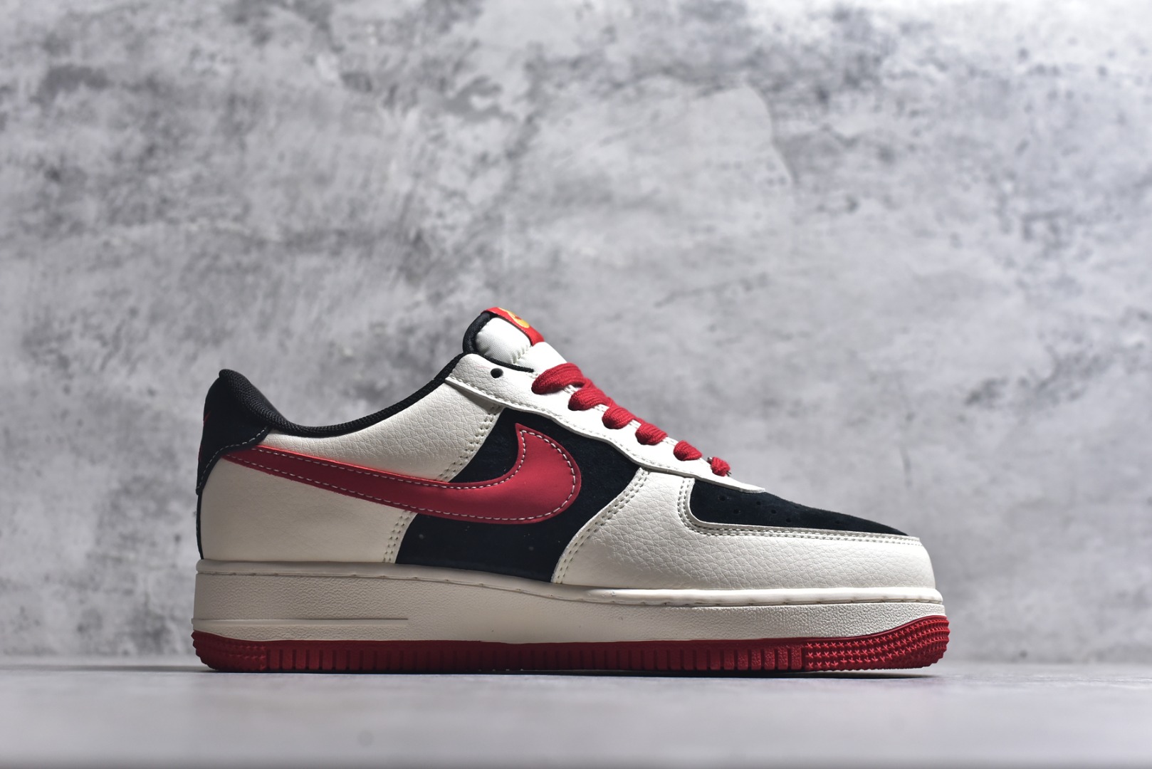 图片[3]-#马年限定海外爆款限量发售！高端定制Nike Air Force 1 \’07 Low “马年限定-红福祥云” 专为 2026 丙午马年打造的限定款空军板鞋，把国风祥云、“福” 字与奔马元素融入经典鞋型，Swoosh Logo 嵌入祥云刺绣，鞋侧 “福” 字 + 奔马印花暗藏 “马到成功、米白皮革碰撞黑红拼接鞋面，红色鞋带与橡胶大底呼应，经典空军鞋型注入国风细节，复古吸睛又自带喜庆感 货号：XD0028-016 尺码：36 36.5 37.5 38 38.5 39 40 40.5 41 42 42.5 43 44 44.5 45-选品中心