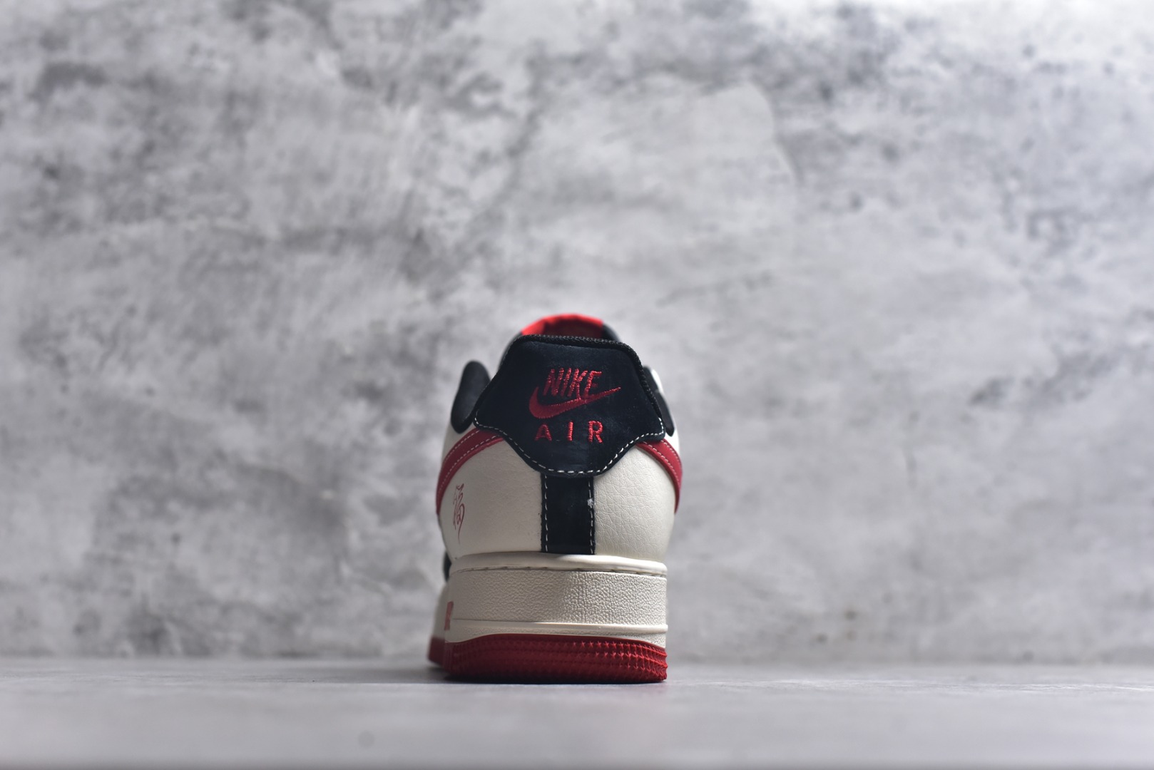 图片[5]-#马年限定海外爆款限量发售！高端定制Nike Air Force 1 \’07 Low “马年限定-红福祥云” 专为 2026 丙午马年打造的限定款空军板鞋，把国风祥云、“福” 字与奔马元素融入经典鞋型，Swoosh Logo 嵌入祥云刺绣，鞋侧 “福” 字 + 奔马印花暗藏 “马到成功、米白皮革碰撞黑红拼接鞋面，红色鞋带与橡胶大底呼应，经典空军鞋型注入国风细节，复古吸睛又自带喜庆感 货号：XD0028-016 尺码：36 36.5 37.5 38 38.5 39 40 40.5 41 42 42.5 43 44 44.5 45-选品中心