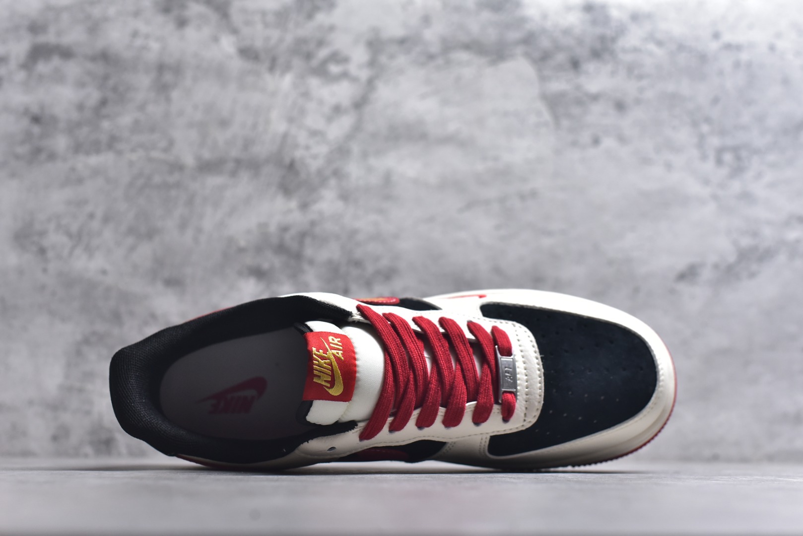 图片[4]-#马年限定海外爆款限量发售！高端定制Nike Air Force 1 \’07 Low “马年限定-红福祥云” 专为 2026 丙午马年打造的限定款空军板鞋，把国风祥云、“福” 字与奔马元素融入经典鞋型，Swoosh Logo 嵌入祥云刺绣，鞋侧 “福” 字 + 奔马印花暗藏 “马到成功、米白皮革碰撞黑红拼接鞋面，红色鞋带与橡胶大底呼应，经典空军鞋型注入国风细节，复古吸睛又自带喜庆感 货号：XD0028-016 尺码：36 36.5 37.5 38 38.5 39 40 40.5 41 42 42.5 43 44 44.5 45-选品中心