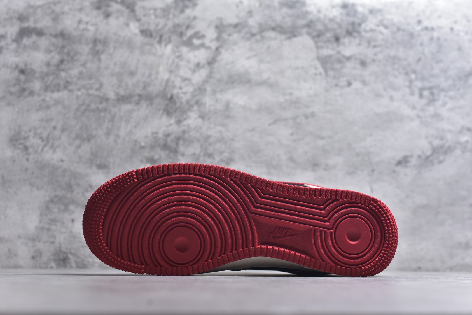 图片[6]-#马年限定海外爆款限量发售！高端定制Nike Air Force 1 \’07 Low “马年限定-红福祥云” 专为 2026 丙午马年打造的限定款空军板鞋，把国风祥云、“福” 字与奔马元素融入经典鞋型，Swoosh Logo 嵌入祥云刺绣，鞋侧 “福” 字 + 奔马印花暗藏 “马到成功、米白皮革碰撞黑红拼接鞋面，红色鞋带与橡胶大底呼应，经典空军鞋型注入国风细节，复古吸睛又自带喜庆感 货号：XD0028-016 尺码：36 36.5 37.5 38 38.5 39 40 40.5 41 42 42.5 43 44 44.5 45-选品中心