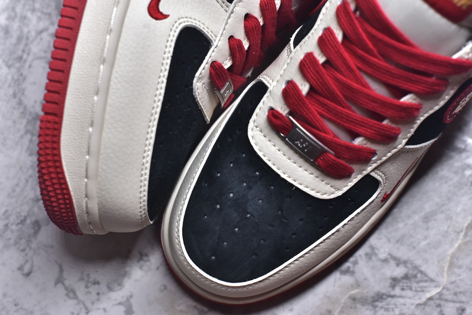 图片[8]-#马年限定海外爆款限量发售！高端定制Nike Air Force 1 \’07 Low “马年限定-红福祥云” 专为 2026 丙午马年打造的限定款空军板鞋，把国风祥云、“福” 字与奔马元素融入经典鞋型，Swoosh Logo 嵌入祥云刺绣，鞋侧 “福” 字 + 奔马印花暗藏 “马到成功、米白皮革碰撞黑红拼接鞋面，红色鞋带与橡胶大底呼应，经典空军鞋型注入国风细节，复古吸睛又自带喜庆感 货号：XD0028-016 尺码：36 36.5 37.5 38 38.5 39 40 40.5 41 42 42.5 43 44 44.5 45-选品中心