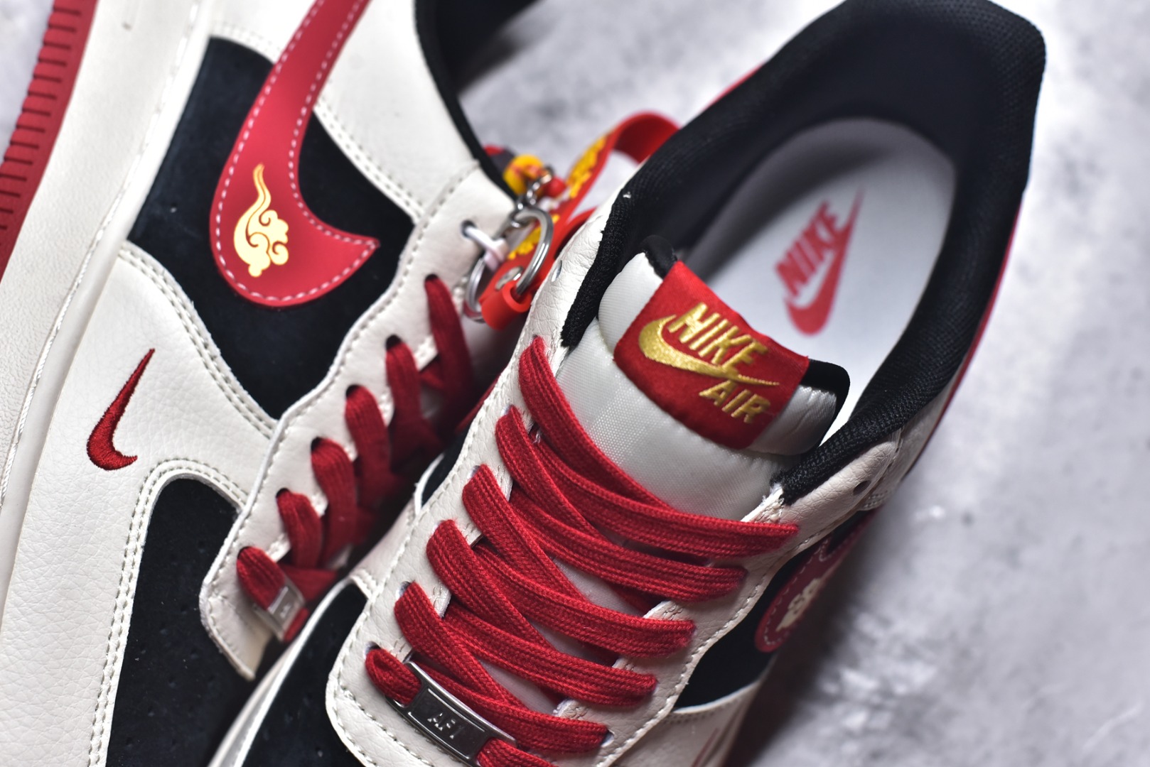 图片[9]-#马年限定海外爆款限量发售！高端定制Nike Air Force 1 \’07 Low “马年限定-红福祥云” 专为 2026 丙午马年打造的限定款空军板鞋，把国风祥云、“福” 字与奔马元素融入经典鞋型，Swoosh Logo 嵌入祥云刺绣，鞋侧 “福” 字 + 奔马印花暗藏 “马到成功、米白皮革碰撞黑红拼接鞋面，红色鞋带与橡胶大底呼应，经典空军鞋型注入国风细节，复古吸睛又自带喜庆感 货号：XD0028-016 尺码：36 36.5 37.5 38 38.5 39 40 40.5 41 42 42.5 43 44 44.5 45-选品中心