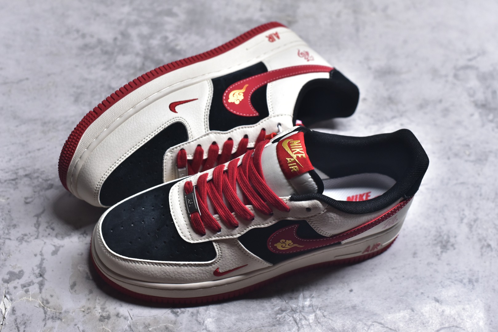 图片[7]-#马年限定海外爆款限量发售！高端定制Nike Air Force 1 \’07 Low “马年限定-红福祥云” 专为 2026 丙午马年打造的限定款空军板鞋，把国风祥云、“福” 字与奔马元素融入经典鞋型，Swoosh Logo 嵌入祥云刺绣，鞋侧 “福” 字 + 奔马印花暗藏 “马到成功、米白皮革碰撞黑红拼接鞋面，红色鞋带与橡胶大底呼应，经典空军鞋型注入国风细节，复古吸睛又自带喜庆感 货号：XD0028-016 尺码：36 36.5 37.5 38 38.5 39 40 40.5 41 42 42.5 43 44 44.5 45-选品中心