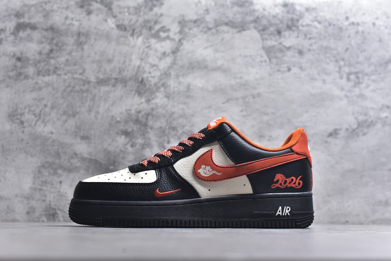 #马年限定海外爆款限量发售！高端定制Nike Air Force 1 \'07 Low “马年限定-黑橙” 专为 2026 丙午马年打造的限定款空军板鞋，把活力橙黑撞色与国风祥云、奔马元素融入经典鞋型，Swoosh Logo 嵌入祥云刺绣，鞋侧 “2026” 奔马印花灵动鲜活，黑橙白三色拼接鞋面，橙红编织鞋带与鞋尾呼应，经典空军鞋型注入鲜活年味，复古潮酷感拉满！ 货号：XD0028-018 尺码：36 36.5 37.5 38 38.5 39 40 40.5 41 42 42.5 43 44 44.5 45-选品中心