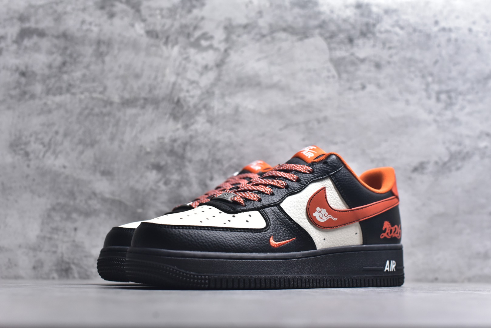 图片[2]-#马年限定海外爆款限量发售！高端定制Nike Air Force 1 \’07 Low “马年限定-黑橙” 专为 2026 丙午马年打造的限定款空军板鞋，把活力橙黑撞色与国风祥云、奔马元素融入经典鞋型，Swoosh Logo 嵌入祥云刺绣，鞋侧 “2026” 奔马印花灵动鲜活，黑橙白三色拼接鞋面，橙红编织鞋带与鞋尾呼应，经典空军鞋型注入鲜活年味，复古潮酷感拉满！ 货号：XD0028-018 尺码：36 36.5 37.5 38 38.5 39 40 40.5 41 42 42.5 43 44 44.5 45-选品中心
