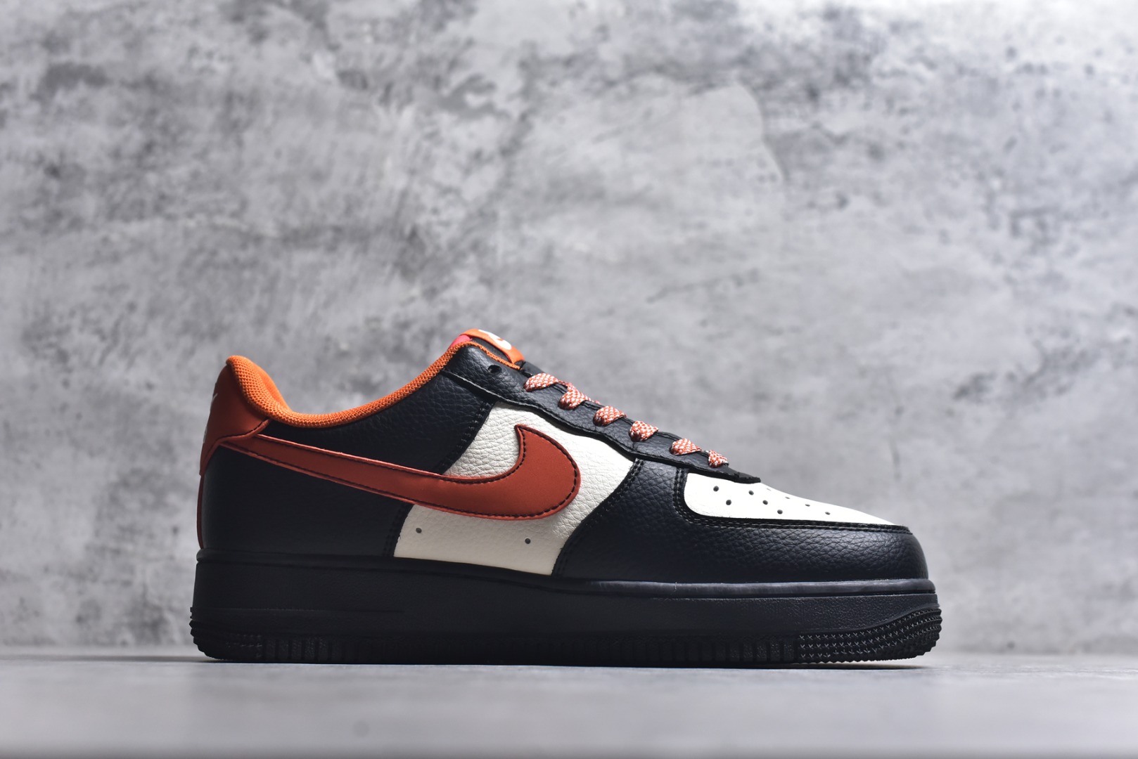 图片[3]-#马年限定海外爆款限量发售！高端定制Nike Air Force 1 \’07 Low “马年限定-黑橙” 专为 2026 丙午马年打造的限定款空军板鞋，把活力橙黑撞色与国风祥云、奔马元素融入经典鞋型，Swoosh Logo 嵌入祥云刺绣，鞋侧 “2026” 奔马印花灵动鲜活，黑橙白三色拼接鞋面，橙红编织鞋带与鞋尾呼应，经典空军鞋型注入鲜活年味，复古潮酷感拉满！ 货号：XD0028-018 尺码：36 36.5 37.5 38 38.5 39 40 40.5 41 42 42.5 43 44 44.5 45-选品中心