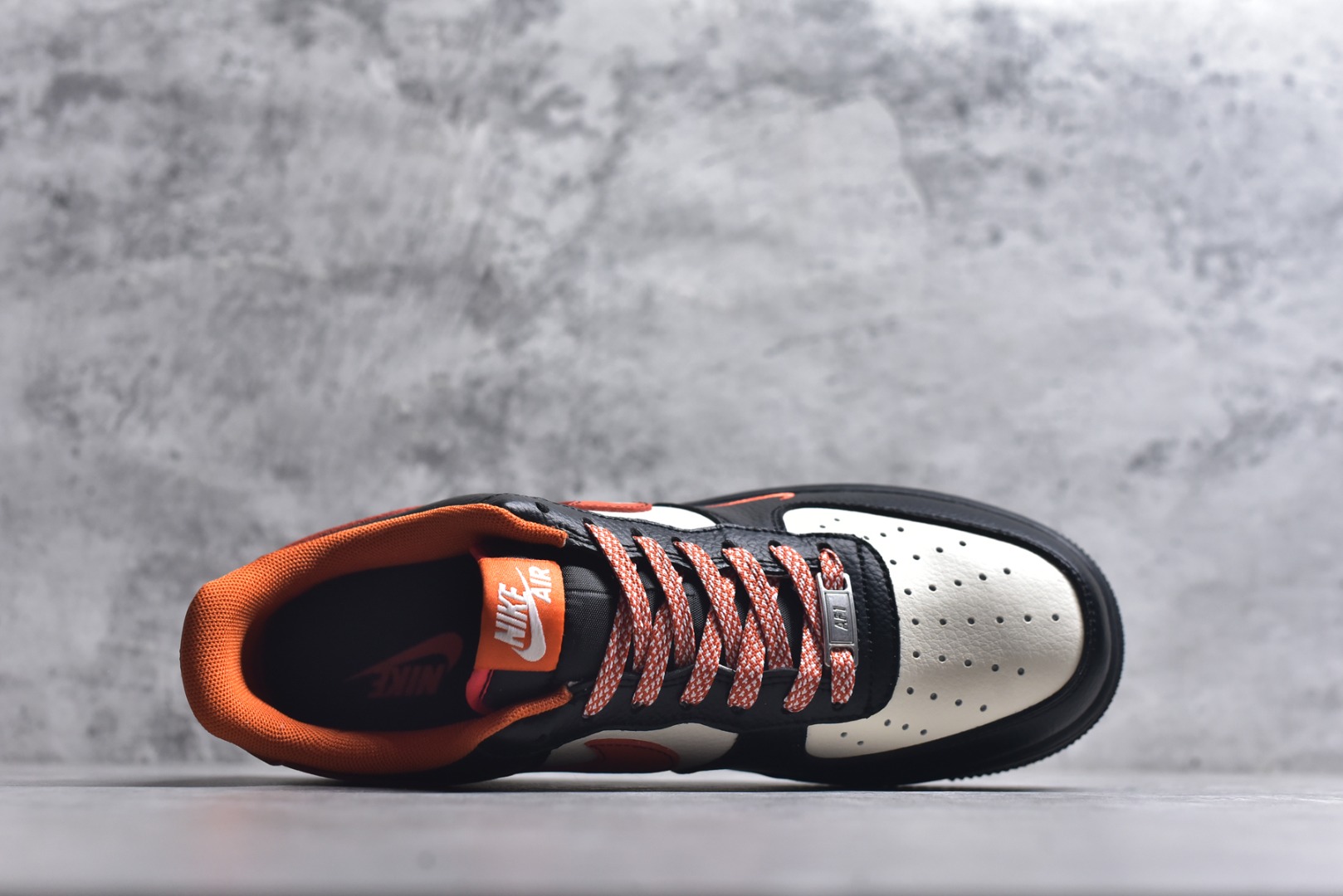 图片[4]-#马年限定海外爆款限量发售！高端定制Nike Air Force 1 \’07 Low “马年限定-黑橙” 专为 2026 丙午马年打造的限定款空军板鞋，把活力橙黑撞色与国风祥云、奔马元素融入经典鞋型，Swoosh Logo 嵌入祥云刺绣，鞋侧 “2026” 奔马印花灵动鲜活，黑橙白三色拼接鞋面，橙红编织鞋带与鞋尾呼应，经典空军鞋型注入鲜活年味，复古潮酷感拉满！ 货号：XD0028-018 尺码：36 36.5 37.5 38 38.5 39 40 40.5 41 42 42.5 43 44 44.5 45-选品中心