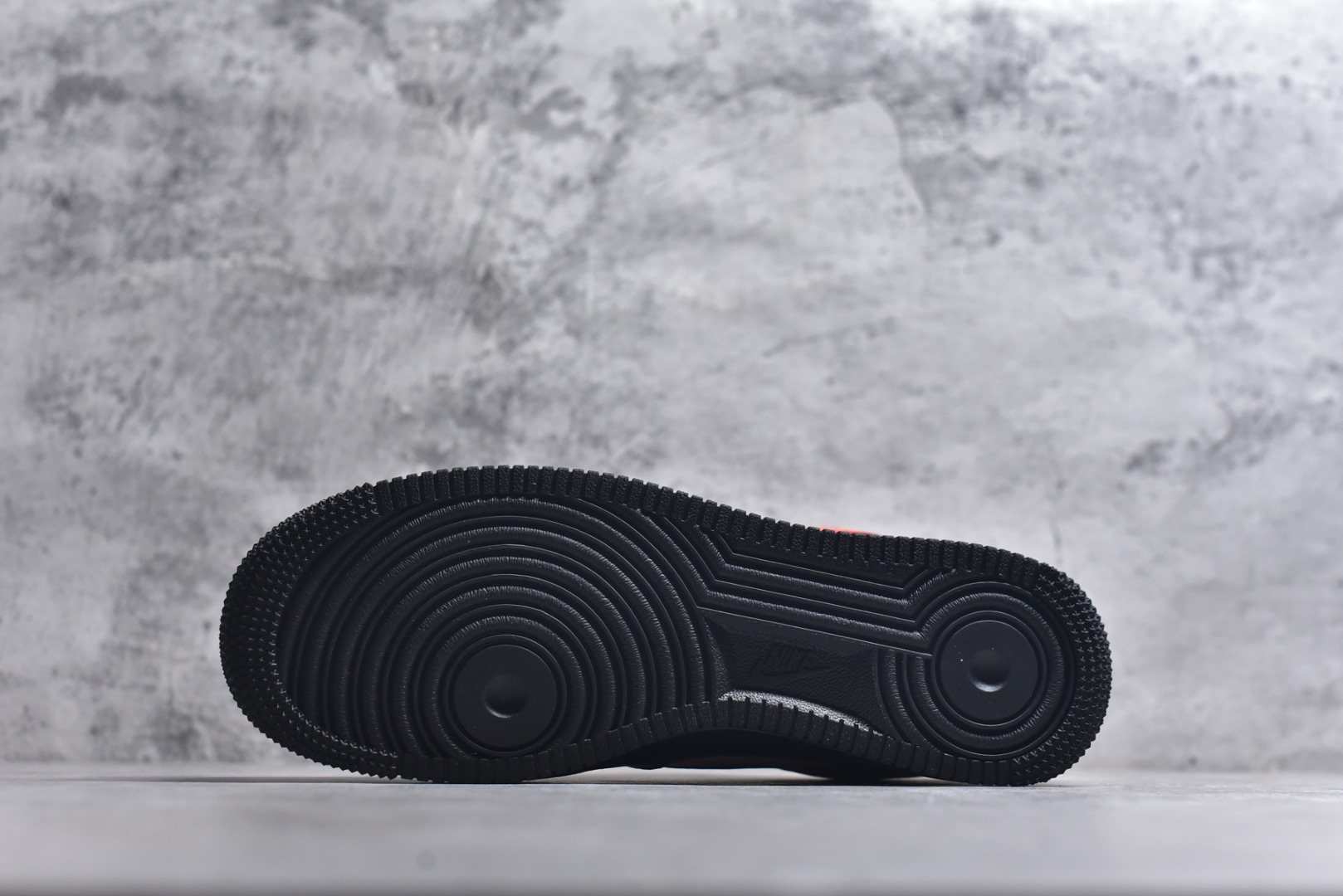 图片[6]-#马年限定海外爆款限量发售！高端定制Nike Air Force 1 \’07 Low “马年限定-黑橙” 专为 2026 丙午马年打造的限定款空军板鞋，把活力橙黑撞色与国风祥云、奔马元素融入经典鞋型，Swoosh Logo 嵌入祥云刺绣，鞋侧 “2026” 奔马印花灵动鲜活，黑橙白三色拼接鞋面，橙红编织鞋带与鞋尾呼应，经典空军鞋型注入鲜活年味，复古潮酷感拉满！ 货号：XD0028-018 尺码：36 36.5 37.5 38 38.5 39 40 40.5 41 42 42.5 43 44 44.5 45-选品中心