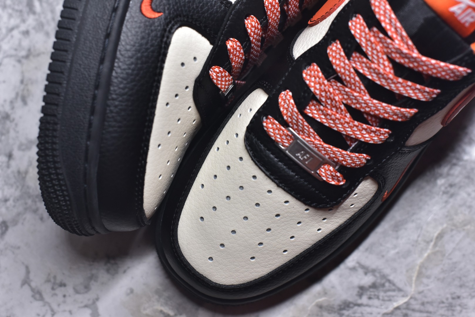 图片[8]-#马年限定海外爆款限量发售！高端定制Nike Air Force 1 \’07 Low “马年限定-黑橙” 专为 2026 丙午马年打造的限定款空军板鞋，把活力橙黑撞色与国风祥云、奔马元素融入经典鞋型，Swoosh Logo 嵌入祥云刺绣，鞋侧 “2026” 奔马印花灵动鲜活，黑橙白三色拼接鞋面，橙红编织鞋带与鞋尾呼应，经典空军鞋型注入鲜活年味，复古潮酷感拉满！ 货号：XD0028-018 尺码：36 36.5 37.5 38 38.5 39 40 40.5 41 42 42.5 43 44 44.5 45-选品中心