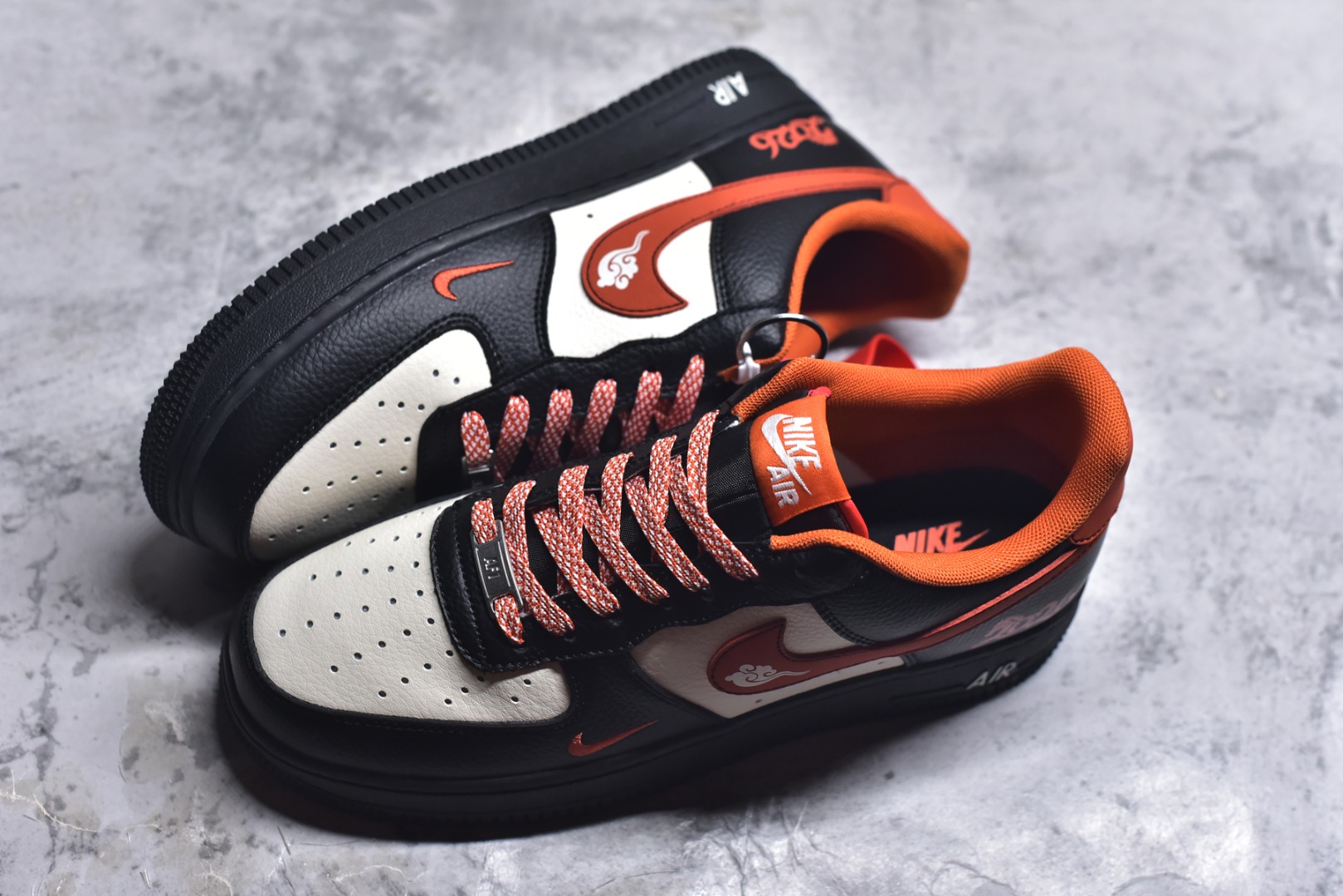 图片[7]-#马年限定海外爆款限量发售！高端定制Nike Air Force 1 \’07 Low “马年限定-黑橙” 专为 2026 丙午马年打造的限定款空军板鞋，把活力橙黑撞色与国风祥云、奔马元素融入经典鞋型，Swoosh Logo 嵌入祥云刺绣，鞋侧 “2026” 奔马印花灵动鲜活，黑橙白三色拼接鞋面，橙红编织鞋带与鞋尾呼应，经典空军鞋型注入鲜活年味，复古潮酷感拉满！ 货号：XD0028-018 尺码：36 36.5 37.5 38 38.5 39 40 40.5 41 42 42.5 43 44 44.5 45-选品中心