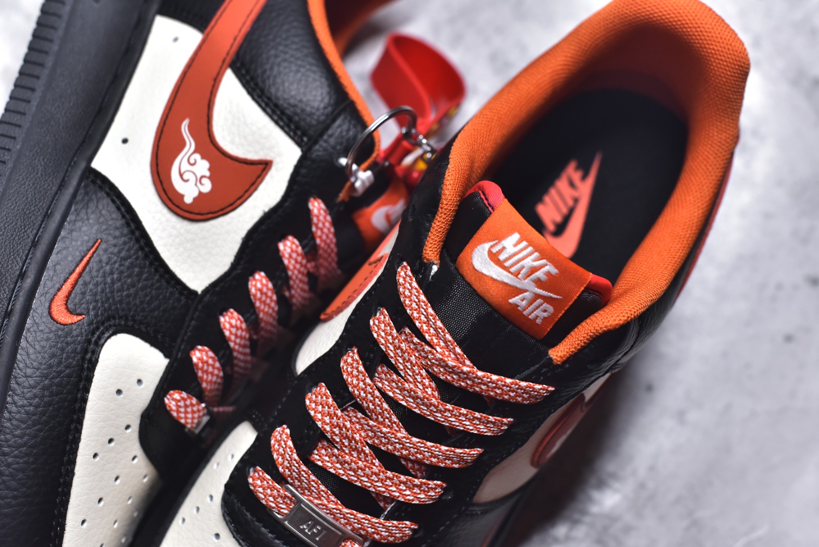 图片[9]-#马年限定海外爆款限量发售！高端定制Nike Air Force 1 \’07 Low “马年限定-黑橙” 专为 2026 丙午马年打造的限定款空军板鞋，把活力橙黑撞色与国风祥云、奔马元素融入经典鞋型，Swoosh Logo 嵌入祥云刺绣，鞋侧 “2026” 奔马印花灵动鲜活，黑橙白三色拼接鞋面，橙红编织鞋带与鞋尾呼应，经典空军鞋型注入鲜活年味，复古潮酷感拉满！ 货号：XD0028-018 尺码：36 36.5 37.5 38 38.5 39 40 40.5 41 42 42.5 43 44 44.5 45-选品中心