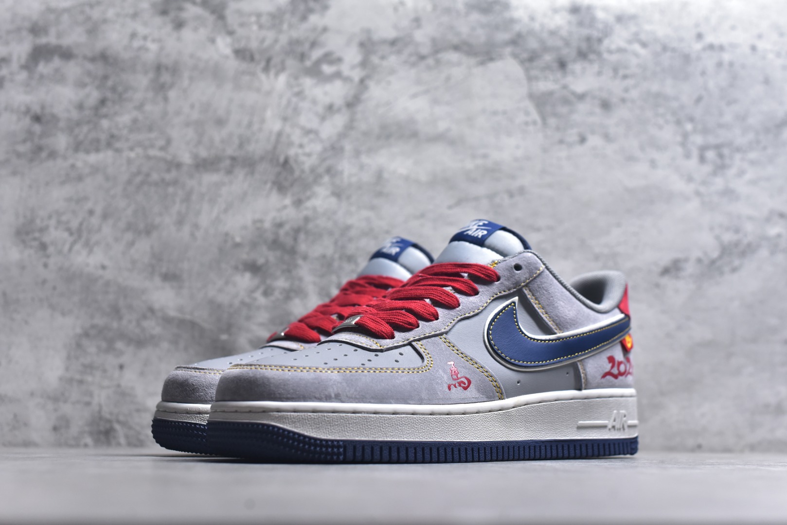 图片[2]-#马踏祥云 潮酷来袭AIR FORCE 1 采用灰红蓝撞色设计，麂皮材质营造复古质感，红色鞋带与鞋尾点缀点亮视觉。鞋身“马”字刺绣、2026标识搭配骏马挂饰，精准呼应马年主题，空军一号经典鞋型加持，兼具复古韵味与潮流属性。日常通勤、街头出街都适配，是马年必备的吸睛单品，轻松解锁多元风格。 货号：HT5088-623 尺码：36 36.5 37.5 38 38.5 39 40 40.5 41 42 42.5 43 44 44.5 45-选品中心