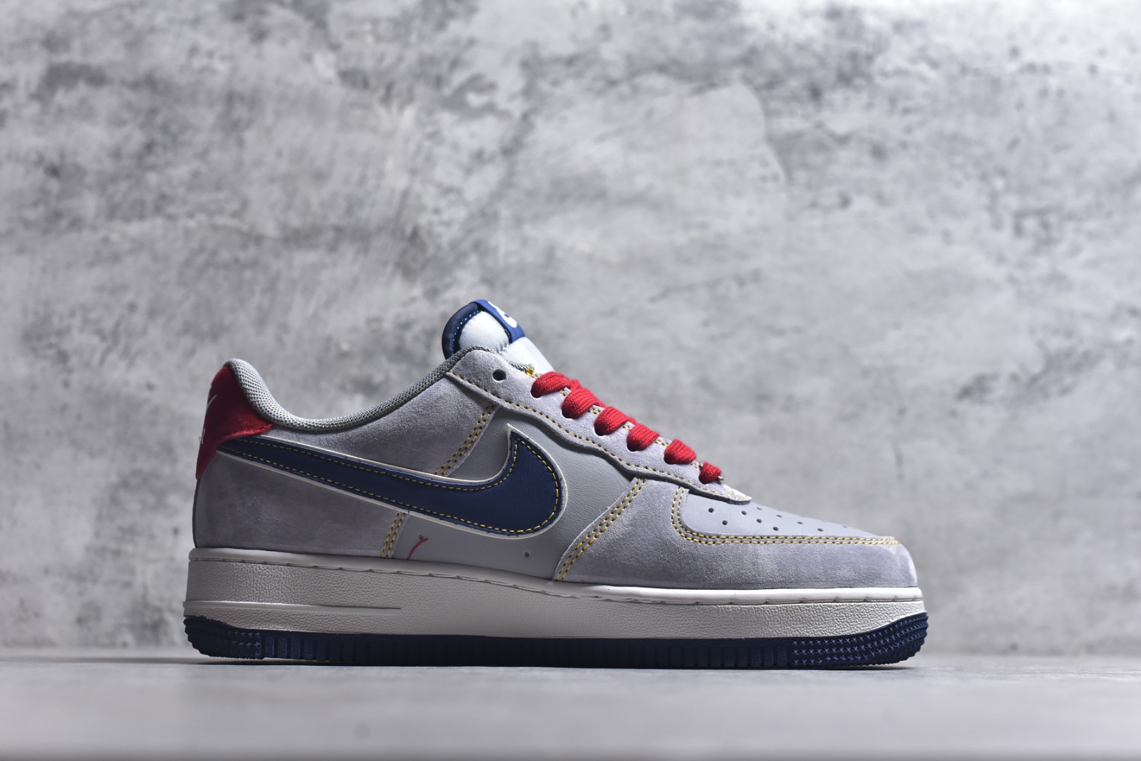 图片[3]-#马踏祥云 潮酷来袭AIR FORCE 1 采用灰红蓝撞色设计，麂皮材质营造复古质感，红色鞋带与鞋尾点缀点亮视觉。鞋身“马”字刺绣、2026标识搭配骏马挂饰，精准呼应马年主题，空军一号经典鞋型加持，兼具复古韵味与潮流属性。日常通勤、街头出街都适配，是马年必备的吸睛单品，轻松解锁多元风格。 货号：HT5088-623 尺码：36 36.5 37.5 38 38.5 39 40 40.5 41 42 42.5 43 44 44.5 45-选品中心