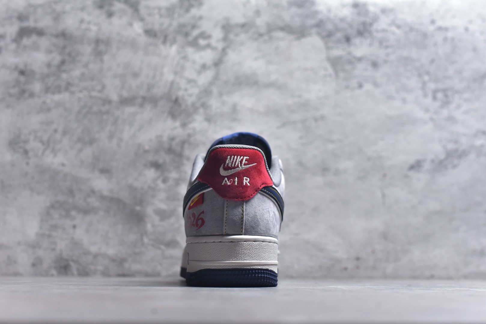 图片[5]-#马踏祥云 潮酷来袭AIR FORCE 1 采用灰红蓝撞色设计，麂皮材质营造复古质感，红色鞋带与鞋尾点缀点亮视觉。鞋身“马”字刺绣、2026标识搭配骏马挂饰，精准呼应马年主题，空军一号经典鞋型加持，兼具复古韵味与潮流属性。日常通勤、街头出街都适配，是马年必备的吸睛单品，轻松解锁多元风格。 货号：HT5088-623 尺码：36 36.5 37.5 38 38.5 39 40 40.5 41 42 42.5 43 44 44.5 45-选品中心