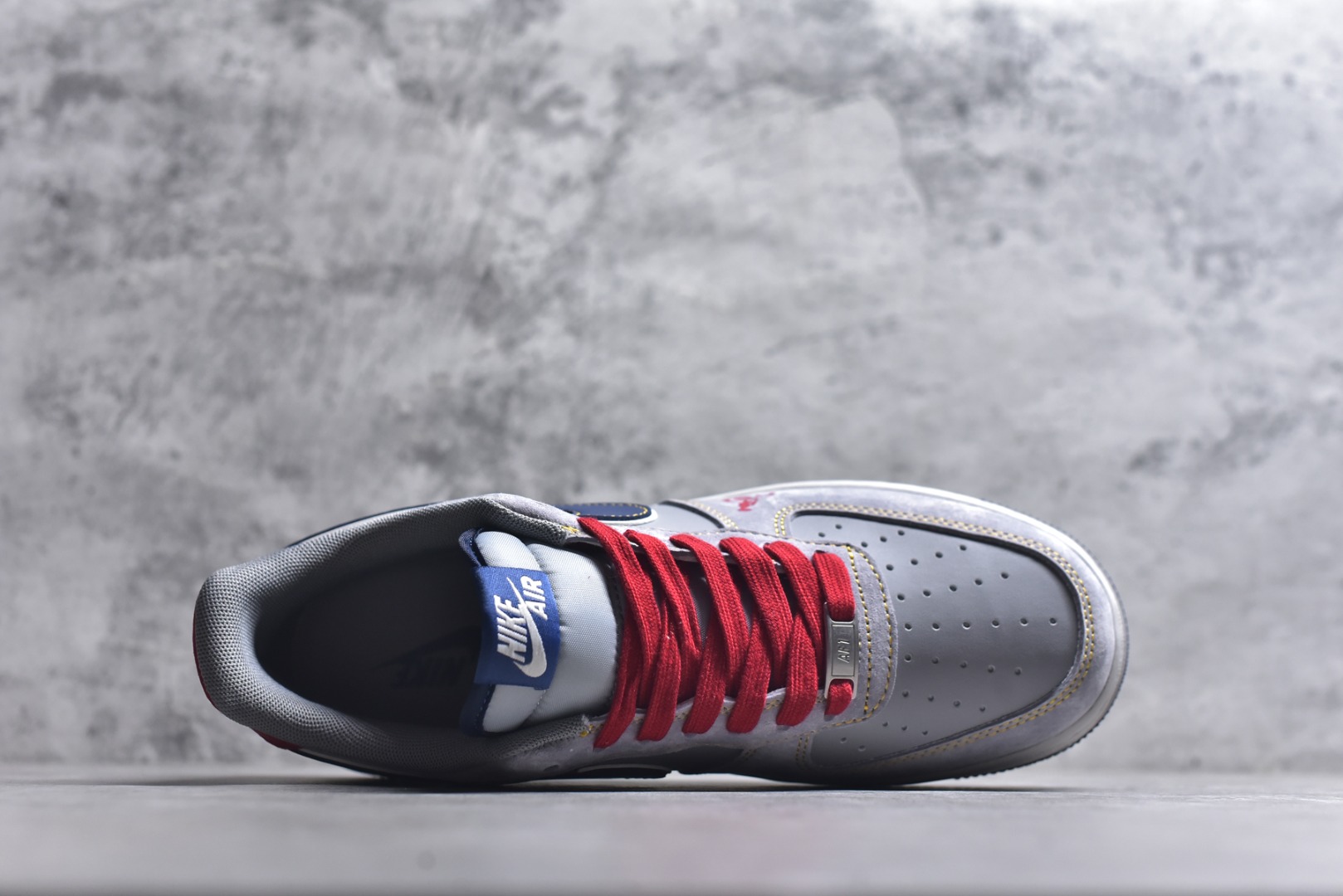 图片[4]-#马踏祥云 潮酷来袭AIR FORCE 1 采用灰红蓝撞色设计，麂皮材质营造复古质感，红色鞋带与鞋尾点缀点亮视觉。鞋身“马”字刺绣、2026标识搭配骏马挂饰，精准呼应马年主题，空军一号经典鞋型加持，兼具复古韵味与潮流属性。日常通勤、街头出街都适配，是马年必备的吸睛单品，轻松解锁多元风格。 货号：HT5088-623 尺码：36 36.5 37.5 38 38.5 39 40 40.5 41 42 42.5 43 44 44.5 45-选品中心