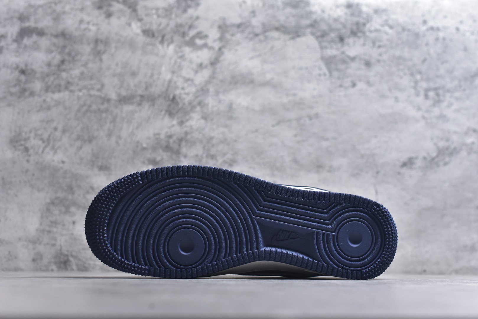 图片[6]-#马踏祥云 潮酷来袭AIR FORCE 1 采用灰红蓝撞色设计，麂皮材质营造复古质感，红色鞋带与鞋尾点缀点亮视觉。鞋身“马”字刺绣、2026标识搭配骏马挂饰，精准呼应马年主题，空军一号经典鞋型加持，兼具复古韵味与潮流属性。日常通勤、街头出街都适配，是马年必备的吸睛单品，轻松解锁多元风格。 货号：HT5088-623 尺码：36 36.5 37.5 38 38.5 39 40 40.5 41 42 42.5 43 44 44.5 45-选品中心