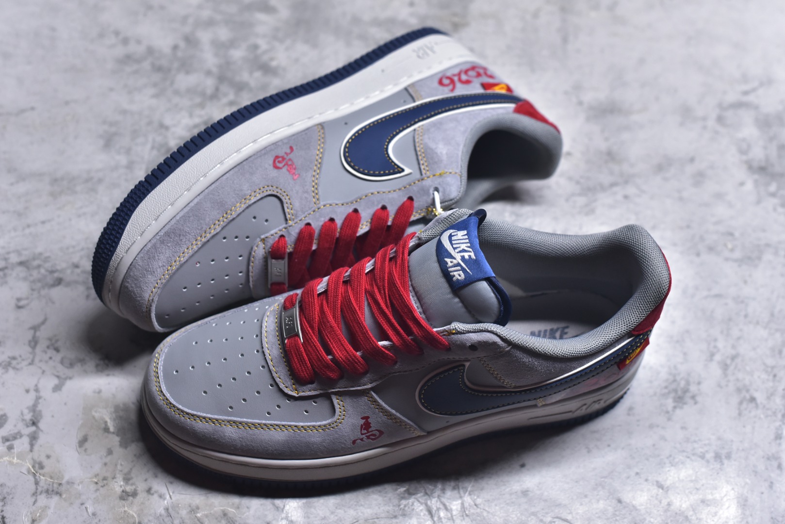 图片[7]-#马踏祥云 潮酷来袭AIR FORCE 1 采用灰红蓝撞色设计，麂皮材质营造复古质感，红色鞋带与鞋尾点缀点亮视觉。鞋身“马”字刺绣、2026标识搭配骏马挂饰，精准呼应马年主题，空军一号经典鞋型加持，兼具复古韵味与潮流属性。日常通勤、街头出街都适配，是马年必备的吸睛单品，轻松解锁多元风格。 货号：HT5088-623 尺码：36 36.5 37.5 38 38.5 39 40 40.5 41 42 42.5 43 44 44.5 45-选品中心