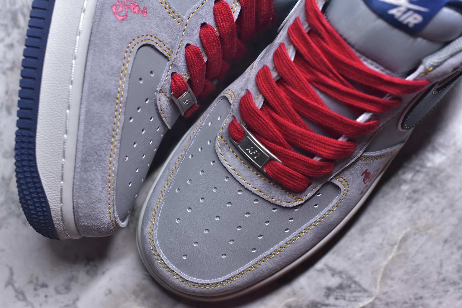 图片[8]-#马踏祥云 潮酷来袭AIR FORCE 1 采用灰红蓝撞色设计，麂皮材质营造复古质感，红色鞋带与鞋尾点缀点亮视觉。鞋身“马”字刺绣、2026标识搭配骏马挂饰，精准呼应马年主题，空军一号经典鞋型加持，兼具复古韵味与潮流属性。日常通勤、街头出街都适配，是马年必备的吸睛单品，轻松解锁多元风格。 货号：HT5088-623 尺码：36 36.5 37.5 38 38.5 39 40 40.5 41 42 42.5 43 44 44.5 45-选品中心