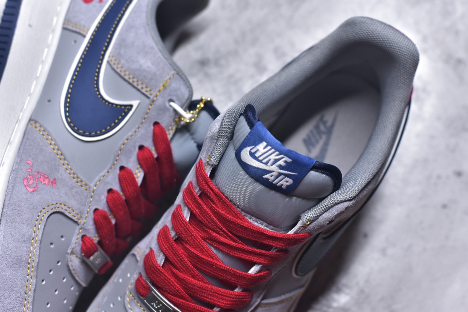 图片[9]-#马踏祥云 潮酷来袭AIR FORCE 1 采用灰红蓝撞色设计，麂皮材质营造复古质感，红色鞋带与鞋尾点缀点亮视觉。鞋身“马”字刺绣、2026标识搭配骏马挂饰，精准呼应马年主题，空军一号经典鞋型加持，兼具复古韵味与潮流属性。日常通勤、街头出街都适配，是马年必备的吸睛单品，轻松解锁多元风格。 货号：HT5088-623 尺码：36 36.5 37.5 38 38.5 39 40 40.5 41 42 42.5 43 44 44.5 45-选品中心