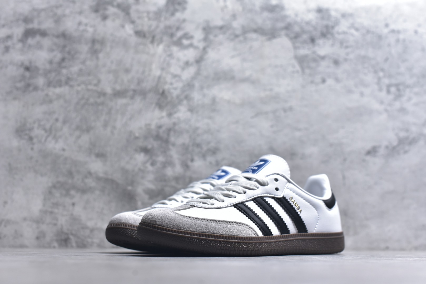 图片[2]-#AD Original Samba 复古经典轻便板鞋 B75806 口碑大厂出品 品控大底版型不断改良更新 全套原纸板楦头开发 确保原汁原味 完美呈现DUNK版型 一比一鞋头弧度高度鞋身弧度 此版本只针对中端市场 皮料材质有所更替 其他数据细节工艺流程均保持一致 绝不口嗨 细节品控鞋型随意对比 正确烫金高频细节 原装纳米超迁皮料 独家私模橡胶大底 原盒原配 这款桑巴鞋展示了高质量的工艺 带有装饰的超锁缝制和无缝的手感 柔软、柔软的皮革造型和标志性的3条纹完成了精致的外观 正规合身鞋带 鞋面上有绒面鞋垫 橡胶鞋底 享受正畸套筒软感 自50年代首次亮相以来就一直在赢得粉丝的青睐 尺码：36-45-选品中心