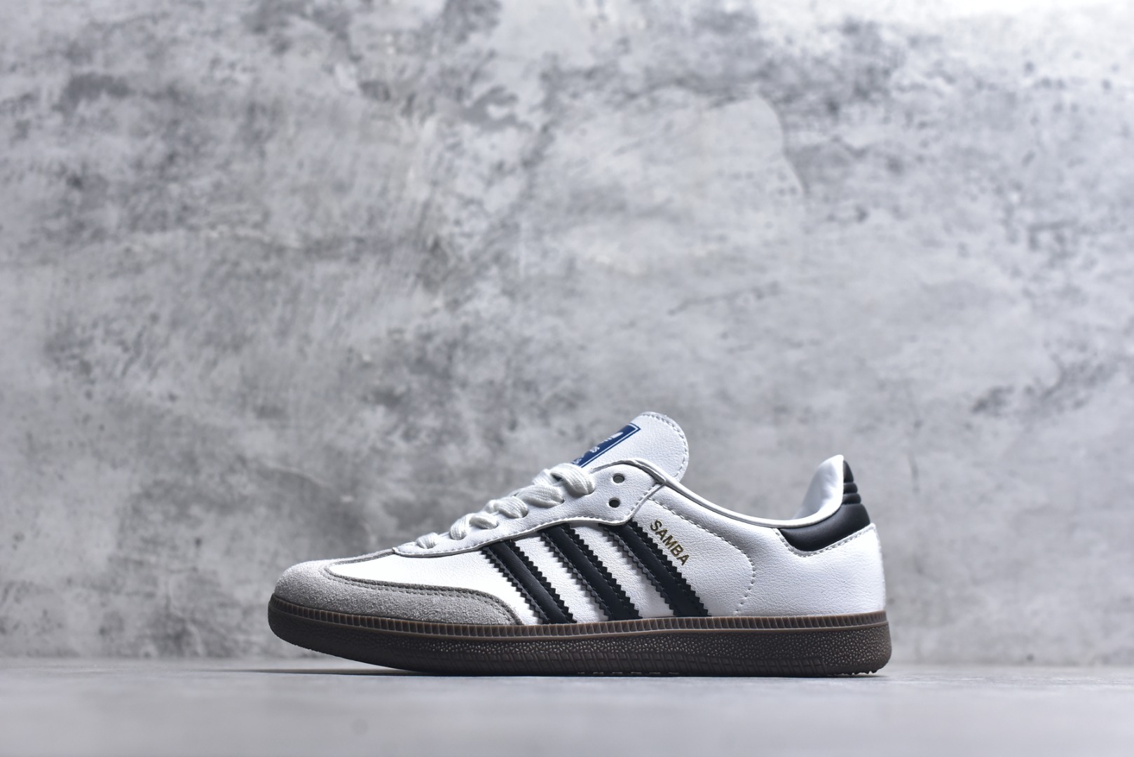 #AD Original Samba 复古经典轻便板鞋 B75806 口碑大厂出品 品控大底版型不断改良更新 全套原纸板楦头开发 确保原汁原味 完美呈现DUNK版型 一比一鞋头弧度高度鞋身弧度 此版本只针对中端市场 皮料材质有所更替 其他数据细节工艺流程均保持一致 绝不口嗨 细节品控鞋型随意对比 正确烫金高频细节 原装纳米超迁皮料 独家私模橡胶大底 原盒原配 这款桑巴鞋展示了高质量的工艺 带有装饰的超锁缝制和无缝的手感 柔软、柔软的皮革造型和标志性的3条纹完成了精致的外观 正规合身鞋带 鞋面上有绒面鞋垫 橡胶鞋底 享受正畸套筒软感 自50年代首次亮相以来就一直在赢得粉丝的青睐 尺码：36-45-选品中心